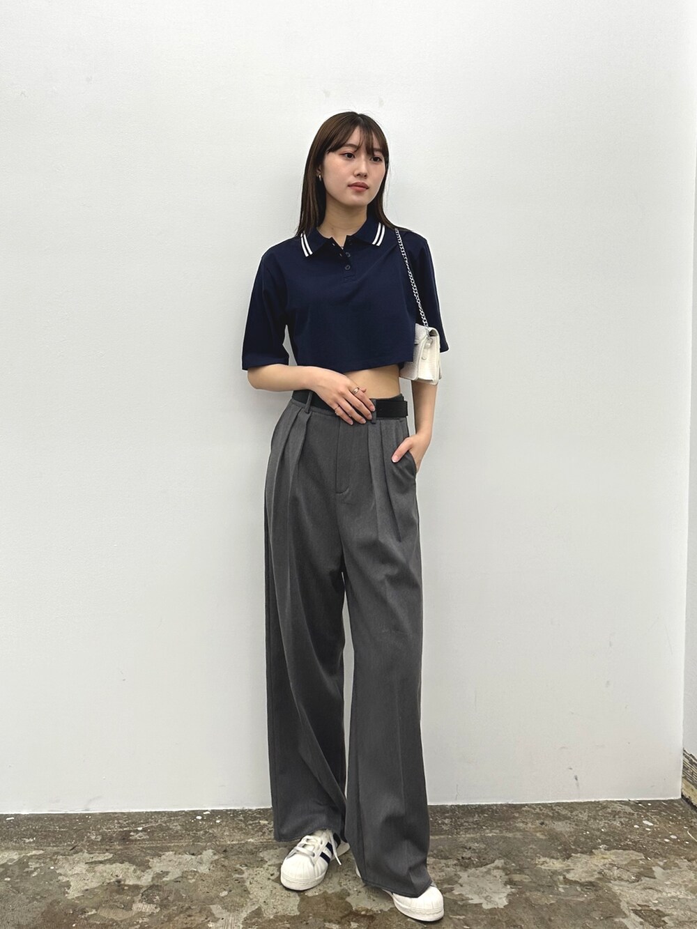 ベージュ系のスウェットパンツ、ブルー系のポロシャツ、その他のその他を着用したレディースの夏コーディネートの2枚目の写真