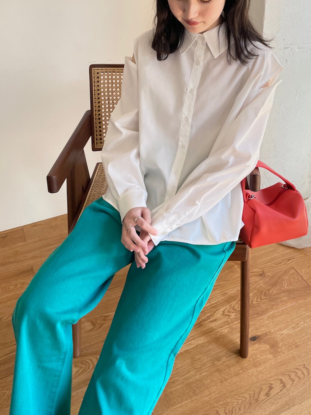 ホワイト系のシャツ/ブラウス、その他のその他を着用したレディースの春コーディネートの3枚目の写真