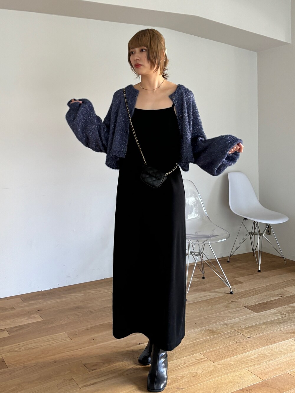 「おでかけコーデ、キャミワンピ、レイヤードスタイル、デートコーデ、ブーツ、きれいめカジュアル、春夏コーデ、モード、ワンピース、休日スタイル、シンプルコーデ、韓国ファッション、カーディガン、ラメニット、ボリューム袖」｜「EPIMI E'PIMMYの【マルチウェイ】テレコキャミワンピ/半袖トップスSET（ワンピース、ブラック系）」を使った、EPIMI ÉPIMMYさん（レディース・166cm）の春コーディネートの2枚目の写真