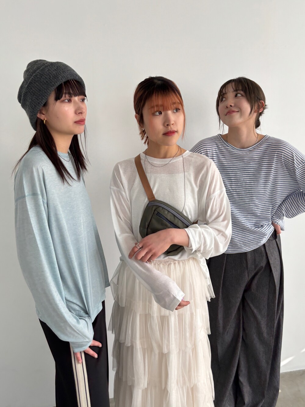 「似合うラボに行こう、ニット、淡色コーデ、春色、休日スタイル、スニーカー、ショルダーバッグ、デートコーデ、スポーツミックス、メガネ女子、春コーデ、プチプラ、ティアードスカート、トラックパンツ、シミラールック」|「EPIMI E'PIMMYのティアードラメチュールスカート(スカート、ホワイト系)」を使った、EPIMI ÉPIMMYさん(レディース・160cm)の冬コーディネートの4枚目の写真