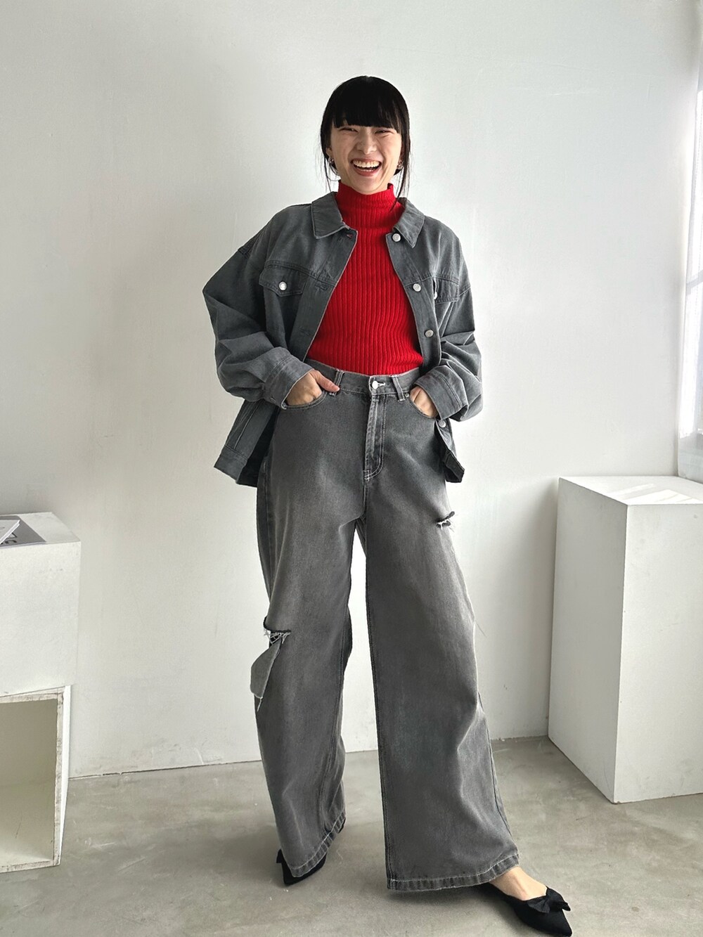 「新星WEARISTAにエントリー、レイヤードスタイル、韓国ファッション、冬アウター、休日スタイル、クリスマスに着たい服、セットアップ、マイベストコーデ2023、赤、お出かけコーデ、デニム、プチプラ、きれいめカジュアル、ストリート、Gジャン」｜「EPIMI E'PIMMYのダメージワイドストレートデニム（デニムパンツ、グレー系）」を使った、EPIMI ÉPIMMYさん（レディース・166cm）の冬コーディネートの6枚目の写真