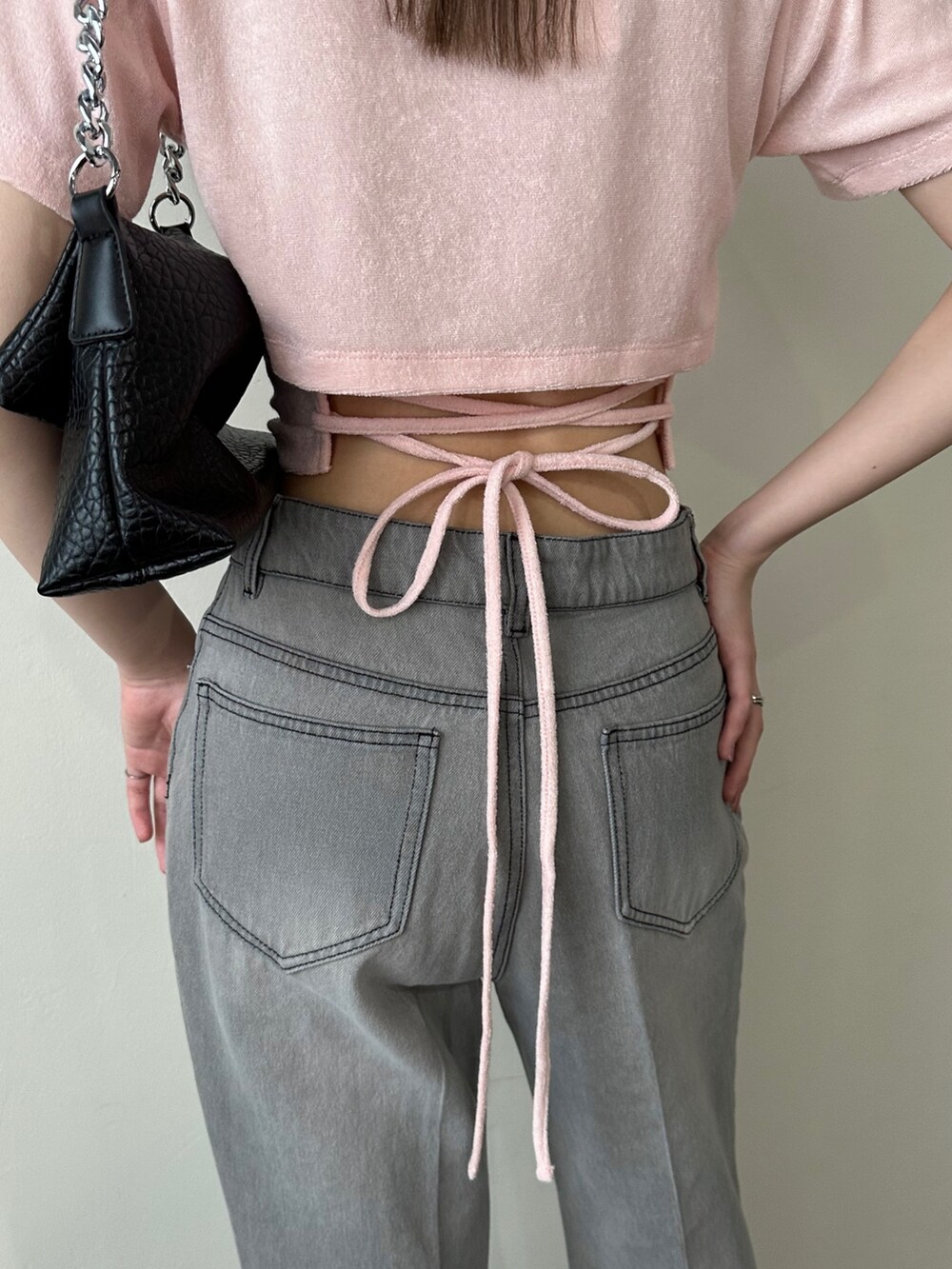 グレー系のデニムパンツ、ピンク系のTシャツ/カットソー、その他のその他を着用したレディースの夏コーディネートの3枚目の写真