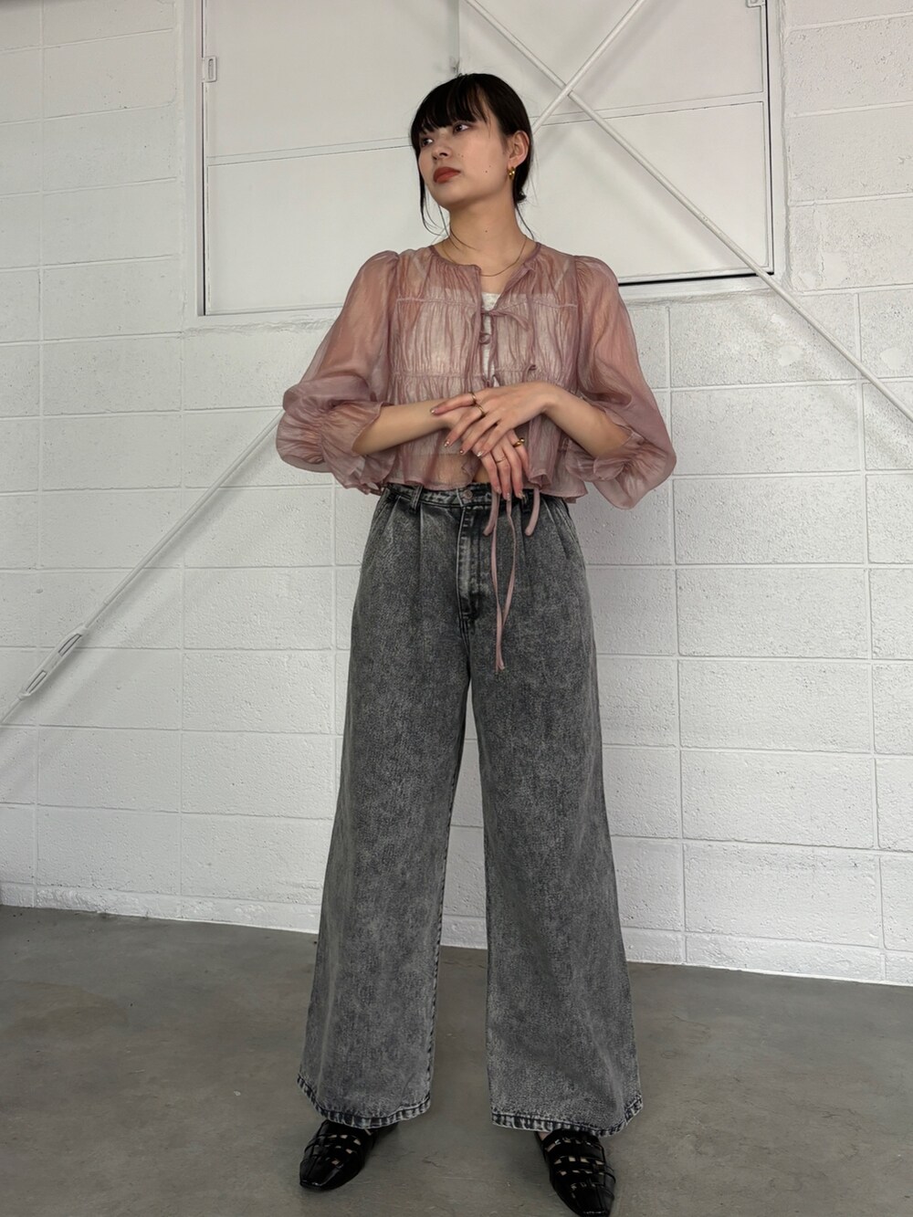 グレー系のデニムパンツ、ピンク系のシャツ/ブラウス、ベージュ系のキャミソールを着用したレディースの春コーディネートの4枚目の写真