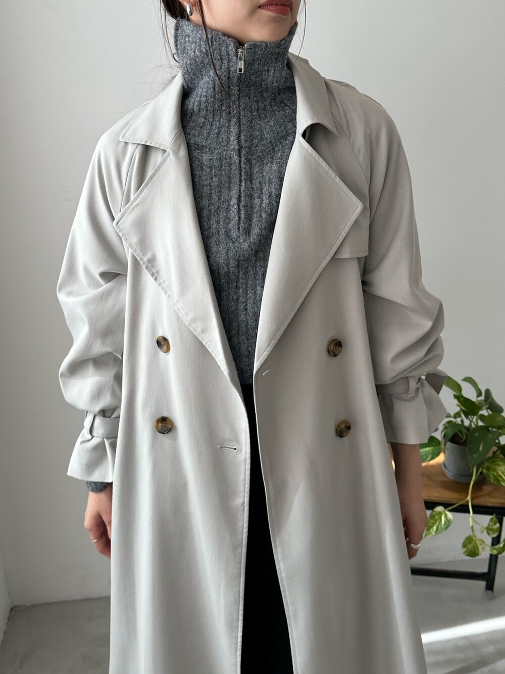 グレー系のニット/セーター、ブラック系のその他パンツ、その他のその他を着用したレディースの冬コーディネートの4枚目の写真