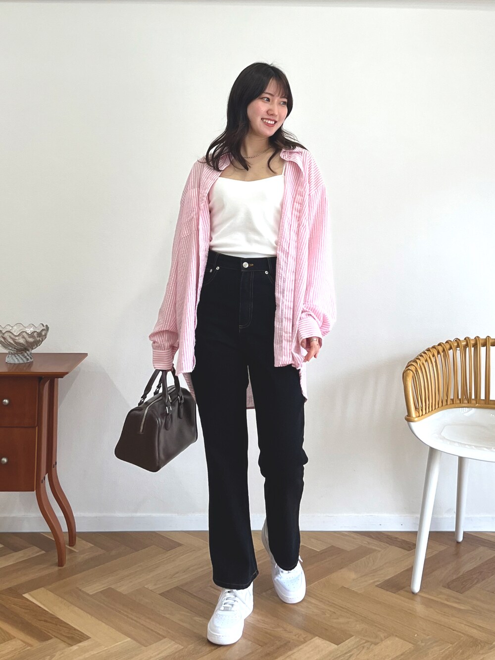 グレー系のスウェットパンツ、ホワイト系のスニーカー、ブラック系のボストンバッグを着用したレディースの夏コーディネートの2枚目の写真