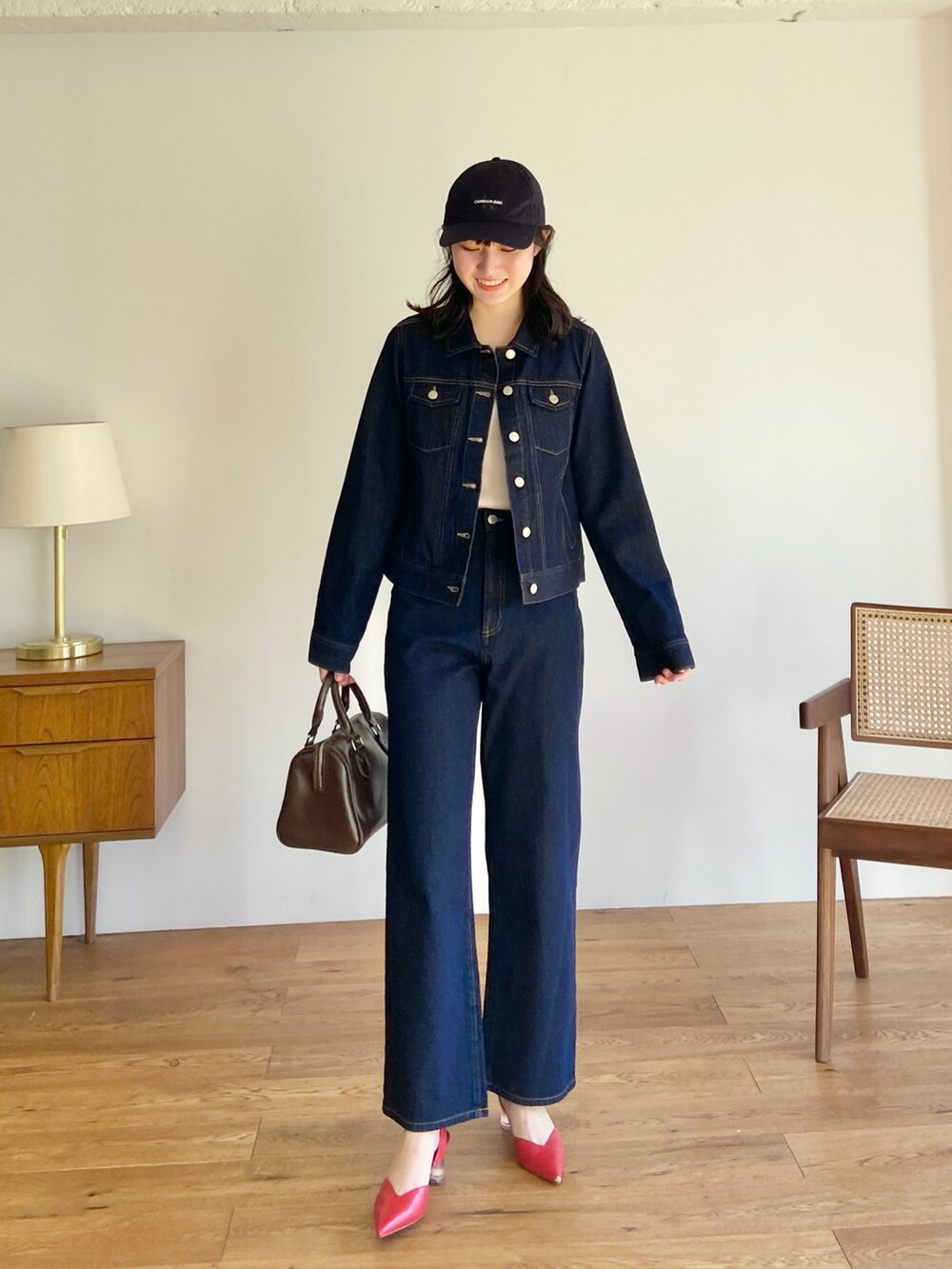 シルバー系のバレエシューズ、ブラック系のデニムジャケット、イエロー系のTシャツ/カットソーを着用したレディースの春コーディネートの3枚目の写真