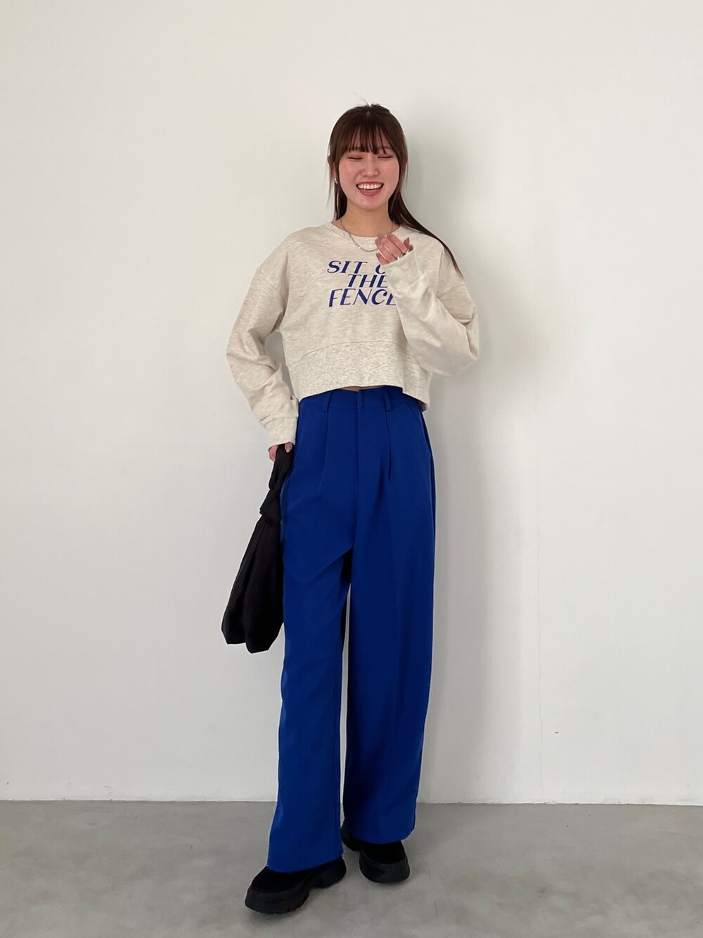 「服とコスメでなりたい自分に、マイベストコーデ2022、韓国ファッション、休日スタイル、スニーカー、プチプラコーデ、ショルダーバッグ、パンツスタイル、ロゴスウェット、骨格ウェーブ、カラーパンツ、プチプラ、ストリート、韓国ストリート、スウェット」｜「EPIMI E'PIMMYのワイドストレートカラーデニム（デニムパンツ、ピンク系）」を使った、EPIMI ÉPIMMYさん（レディース・164cm）の冬コーディネートの3枚目の写真