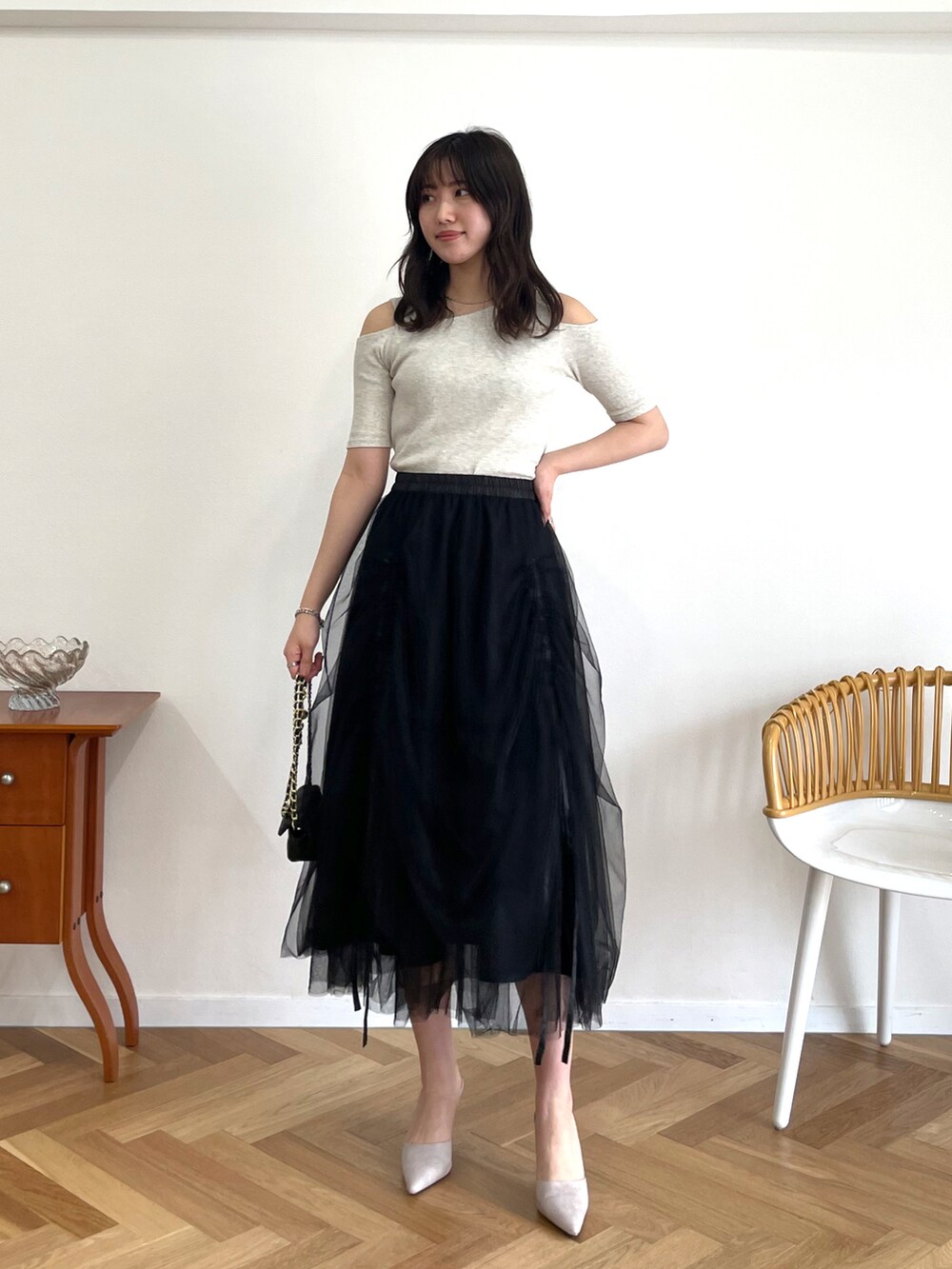 「お出かけコーデ、シャツスタイル、韓国ファッション、雨の日コーデ、チュールスカート、淡色コーデ、白スニーカー、ショート丈トップス、プチプラ、プチプラコーデ、レースシャツ、ワントーンコーデ、韓国コーデ、カジュアルガーリー、ホワイトコーデ」｜「EPIMI E'PIMMYのドロストギャザーチュールスカート（スカート、ベージュ系）」を使った、EPIMI ÉPIMMYさん（レディース・164cm）の夏コーディネートの5枚目の写真