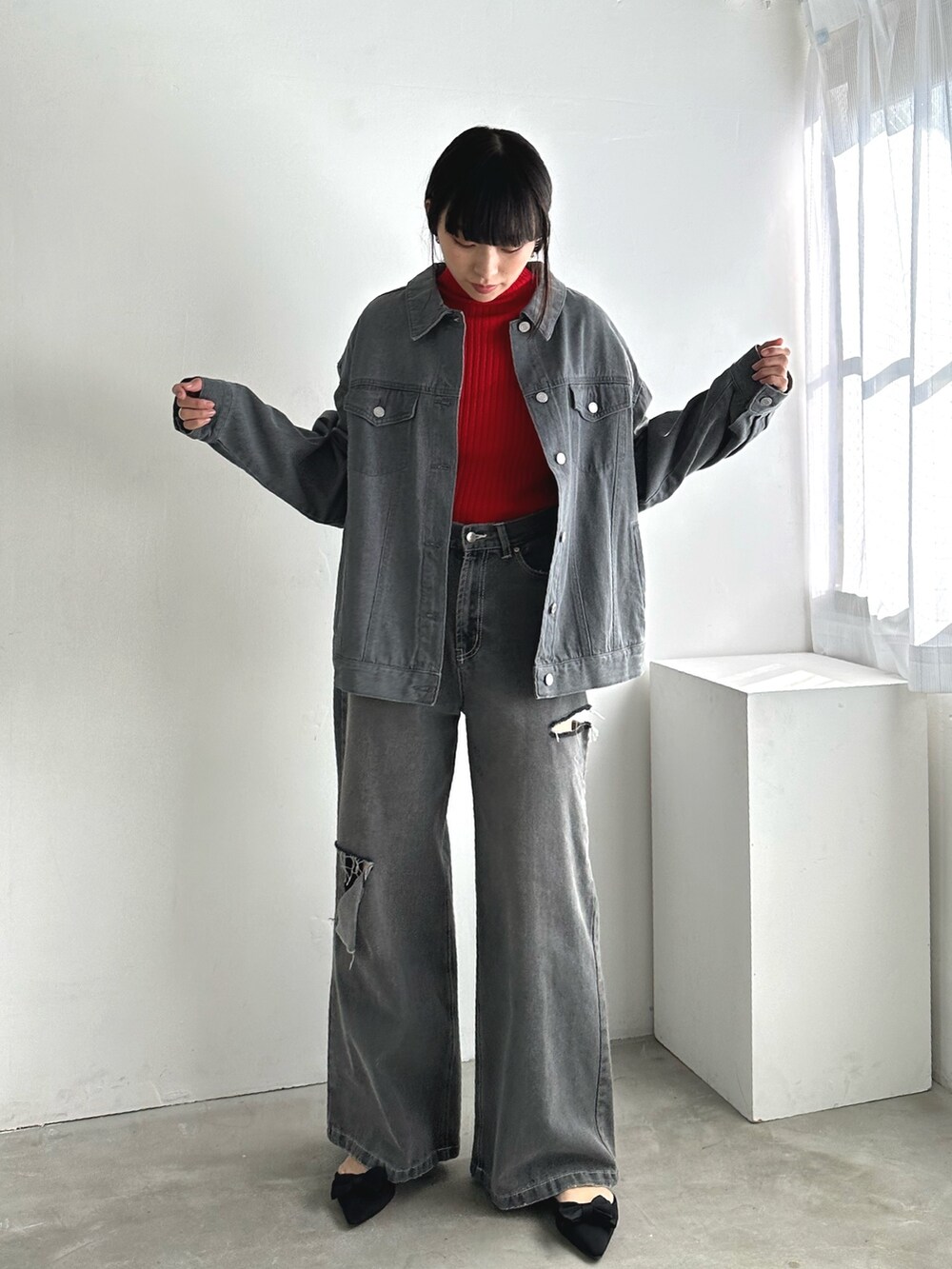 「新星WEARISTAにエントリー、レイヤードスタイル、韓国ファッション、冬アウター、休日スタイル、クリスマスに着たい服、セットアップ、マイベストコーデ2023、赤、お出かけコーデ、デニム、プチプラ、きれいめカジュアル、ストリート、Gジャン」｜「EPIMI E'PIMMYのダメージワイドストレートデニム（デニムパンツ、グレー系）」を使った、EPIMI ÉPIMMYさん（レディース・166cm）の冬コーディネートの2枚目の写真