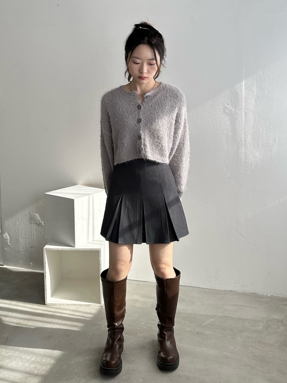 「ファッションを楽しもう、ブーツ、モノトーン、厚底シューズ、お出かけコーデ、プチプラ、レイヤードスタイル、ニット、ワントーンコーデ、カーディガン、プリーツスカート、ロングブーツ、骨格ウェーブ、淡色コーデ、冬コーデ」｜「EPIMI E'PIMMYの【ハンドウォッシャブル】2WAYスラブフェザーカーディガン（カーディガン/ボレロ、グレー系）」を使った、EPIMI ÉPIMMYさん（レディース・156cm）の秋コーディネートの4枚目の写真