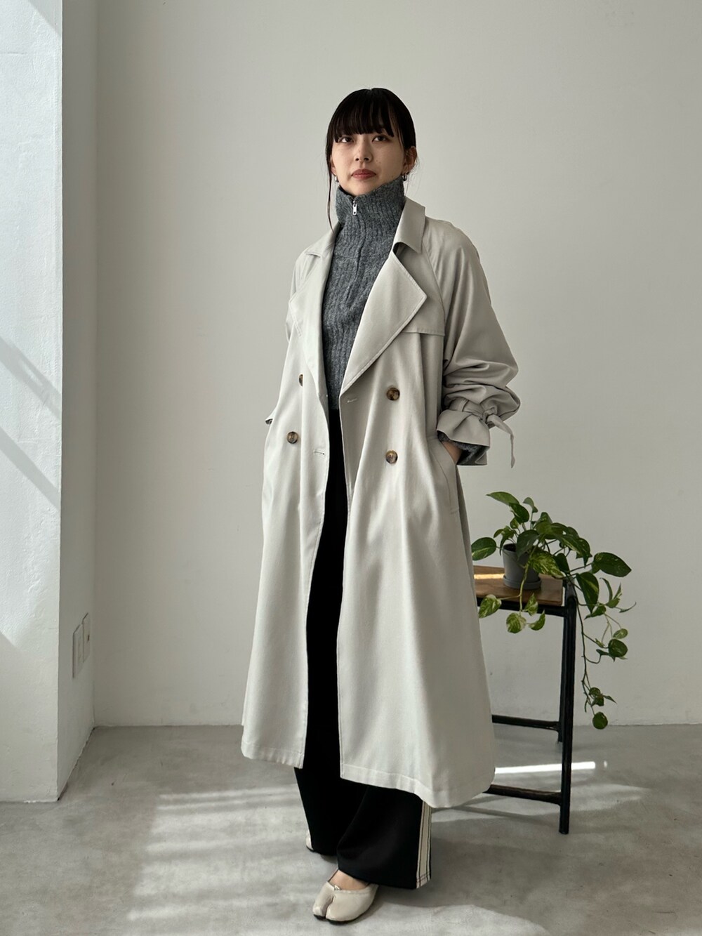 グレー系のニット/セーター、ブラック系のその他パンツ、その他のその他を着用したレディースの冬コーディネートの3枚目の写真