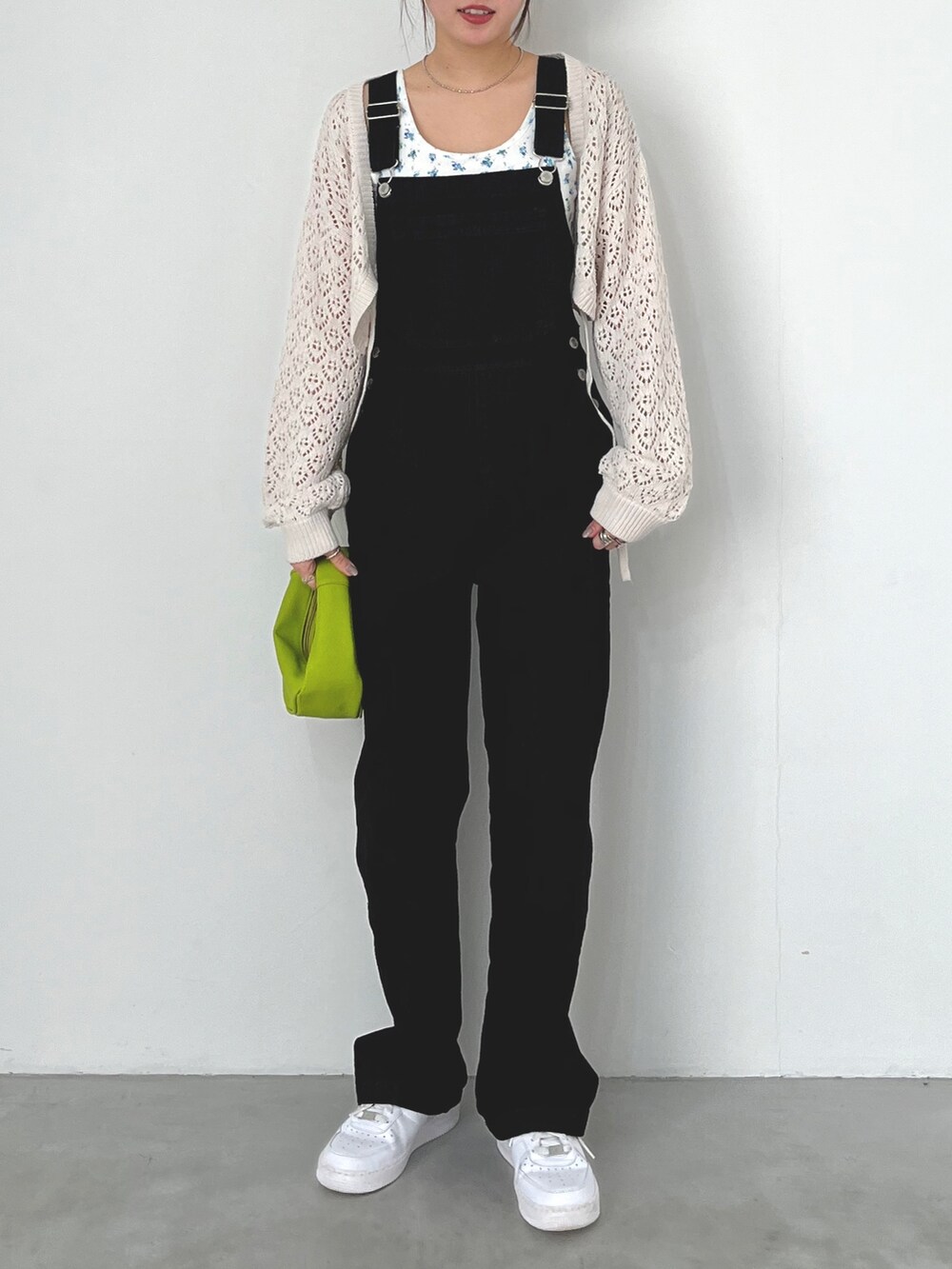 グリーン系のワンピース、ホワイト系のカーディガン/ボレロ、その他のその他を着用したレディースの冬コーディネートの2枚目の写真