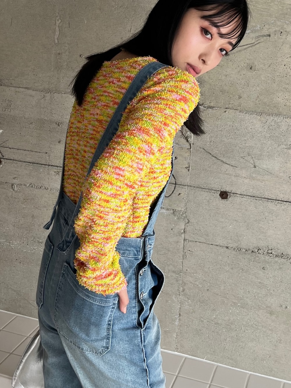 「春服デビュー宣言、レイヤードスタイル、カーディガン、春アウター、ストリート、春服みてみて、デニムジャケット、春コーデ、Gジャン、デニム、デニムオンデニム、韓国ファッション、韓国ストリート、セットアップ、いまどきジャケット写真」|「EPIMI E'PIMMYの〈2Way仕様〉スリムデニムサロペット(サロペット/オーバーオール、ブルー系)」を使った、EPIMI ÉPIMMYさん(レディース・163cm)の春コーディネートの4枚目の写真