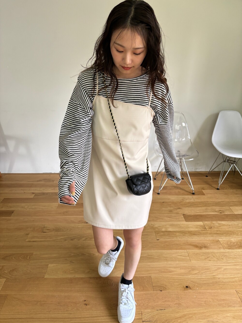 ホワイト系のワンピース、ホワイト系のTシャツ/カットソー、ホワイト系のスニーカーを着用したレディースの春コーディネートの5枚目の写真