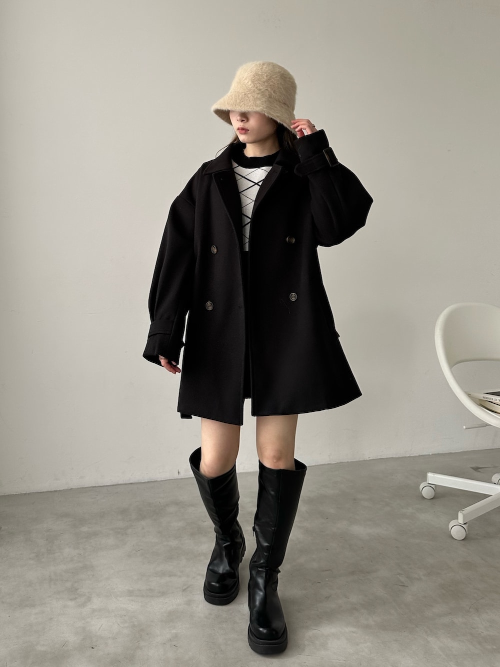 「きれいめカジュアル、ニット、ストリート、ブーツ、バケットハット、お出かけコーデ、シンプルコーデ、ハイウエスト、ロングブーツ、韓国ファッション、ショートパンツ、秋冬コーデ、脚長効果、脚長コーデ、ショーパン」|「EPIMI E'PIMMYのハイウエストツイルショートパンツ(その他パンツ、ブラック系)」を使った、EPIMI ÉPIMMYさん(レディース・156cm)の秋コーディネートの6枚目の写真
