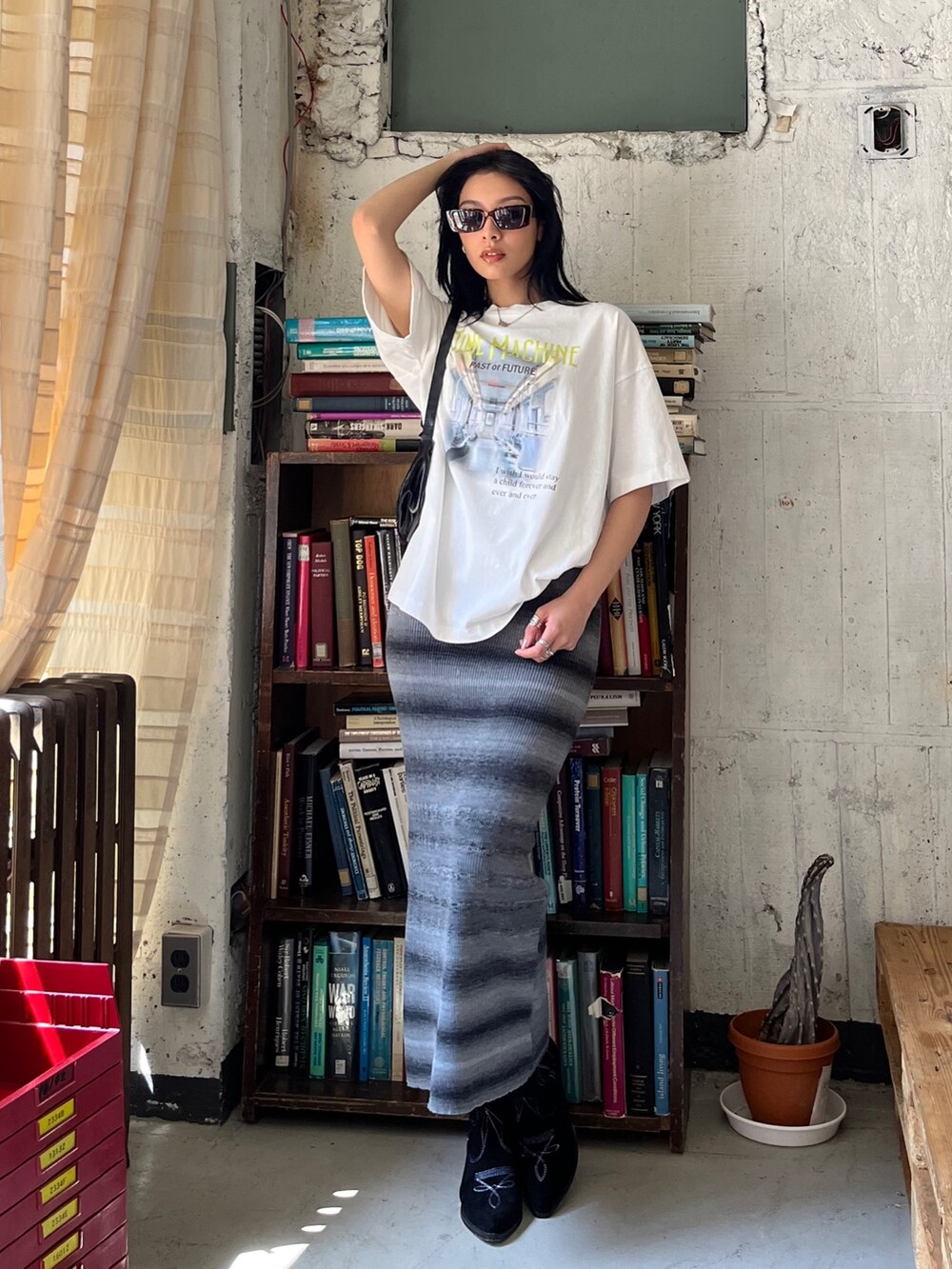 「キャミワンピ、韓国ファッション、レイヤードスタイル、プチプラ、ビッグシルエット、初夏コーデ、休日スタイル、ストリート、ロングスカート、カジュアルコーデ、サングラス、海外系ファッション、ブーツ、韓国ストリート、y2k」｜「EPIMI E'PIMMYの〈Setでも〉グラデーションニットキャミワンピ（ワンピース、ブラック系）」を使った、EPIMI ÉPIMMYさん（レディース・165cm）の春コーディネートの2枚目の写真