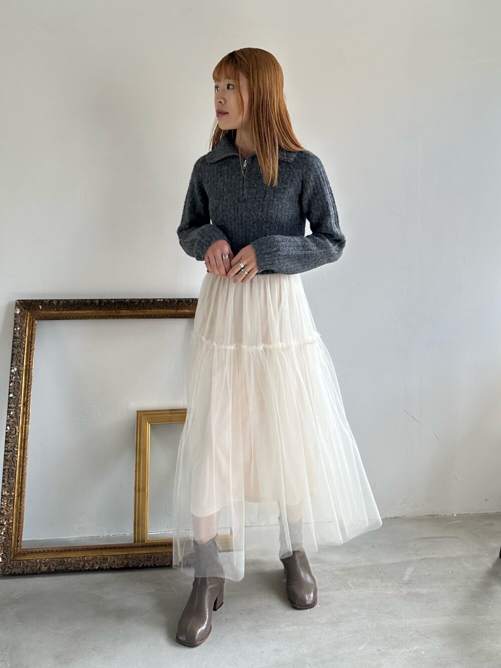 ホワイト系のスカート、グレー系のスカート、ブラック系のスカートを着用したレディースの冬コーディネートの4枚目の写真