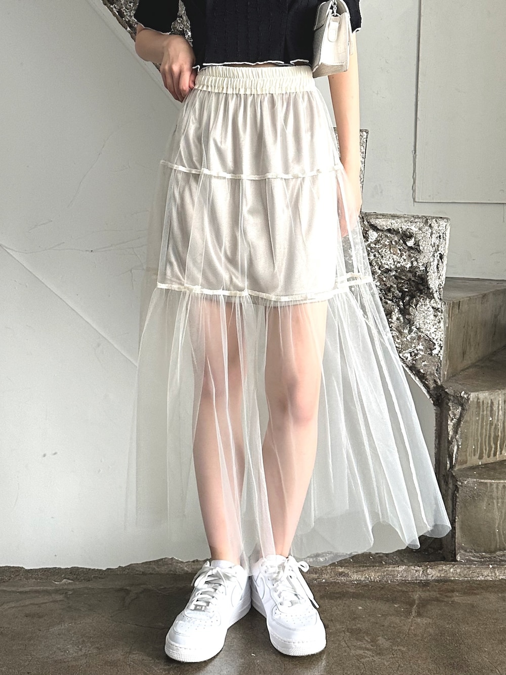 「チュールスカート、チュール、レイヤードスタイル、ティアードスカート、スカート、モノトーン、アウトドアスタイル、ZOZOセール2023夏、アツいコーデ全部見せ、夏セールで買いました、スニーカー、プチプラ、ストリート、厚底シューズ、韓国ファッション」｜「EPIMI E'PIMMYのティアードチュールスカート（スカート、ホワイト系）」を使った、EPIMI ÉPIMMYさん（レディース・164cm）の夏コーディネートの2枚目の写真