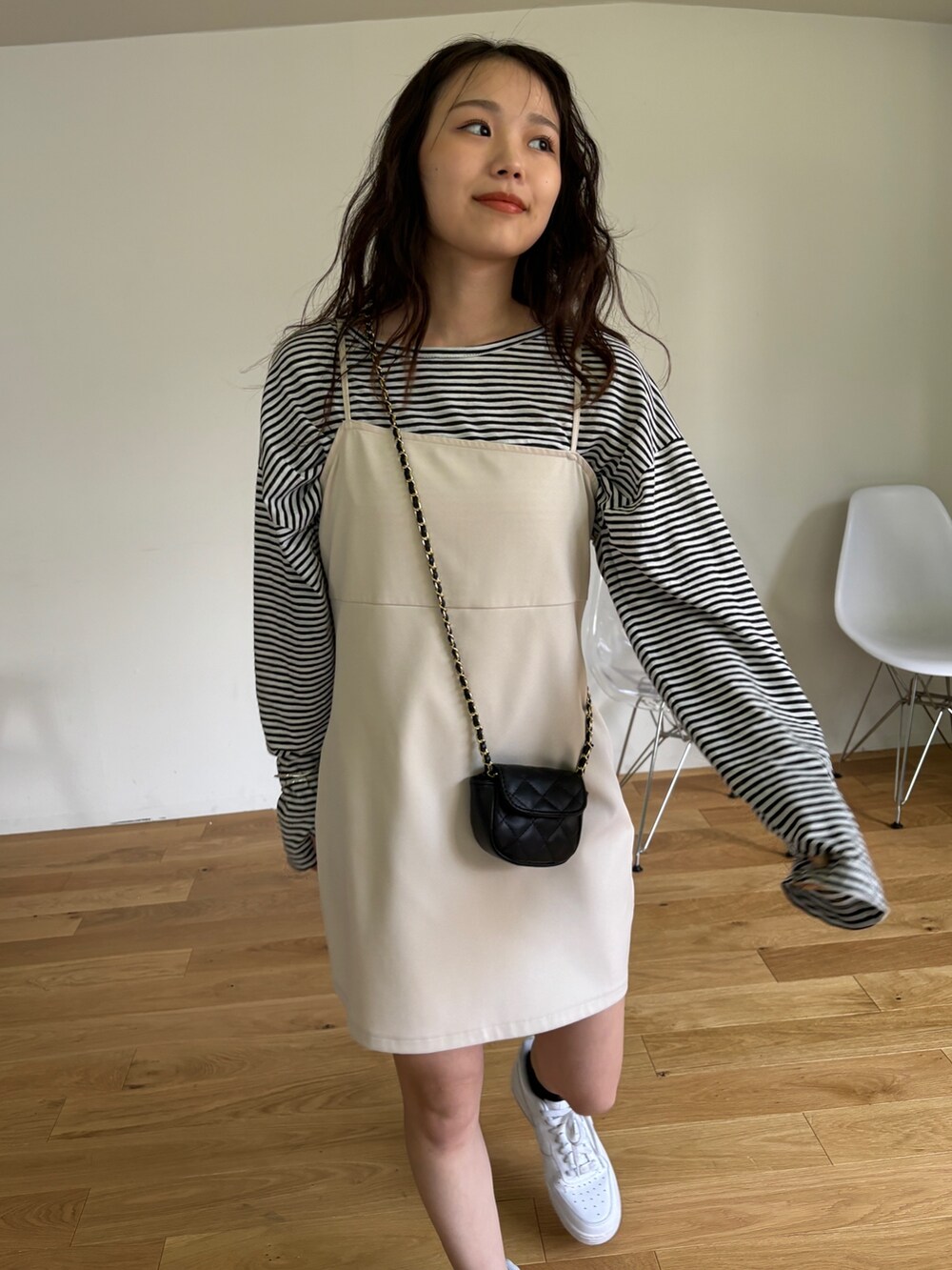 ホワイト系のワンピース、ホワイト系のTシャツ/カットソー、ホワイト系のスニーカーを着用したレディースの春コーディネートの2枚目の写真