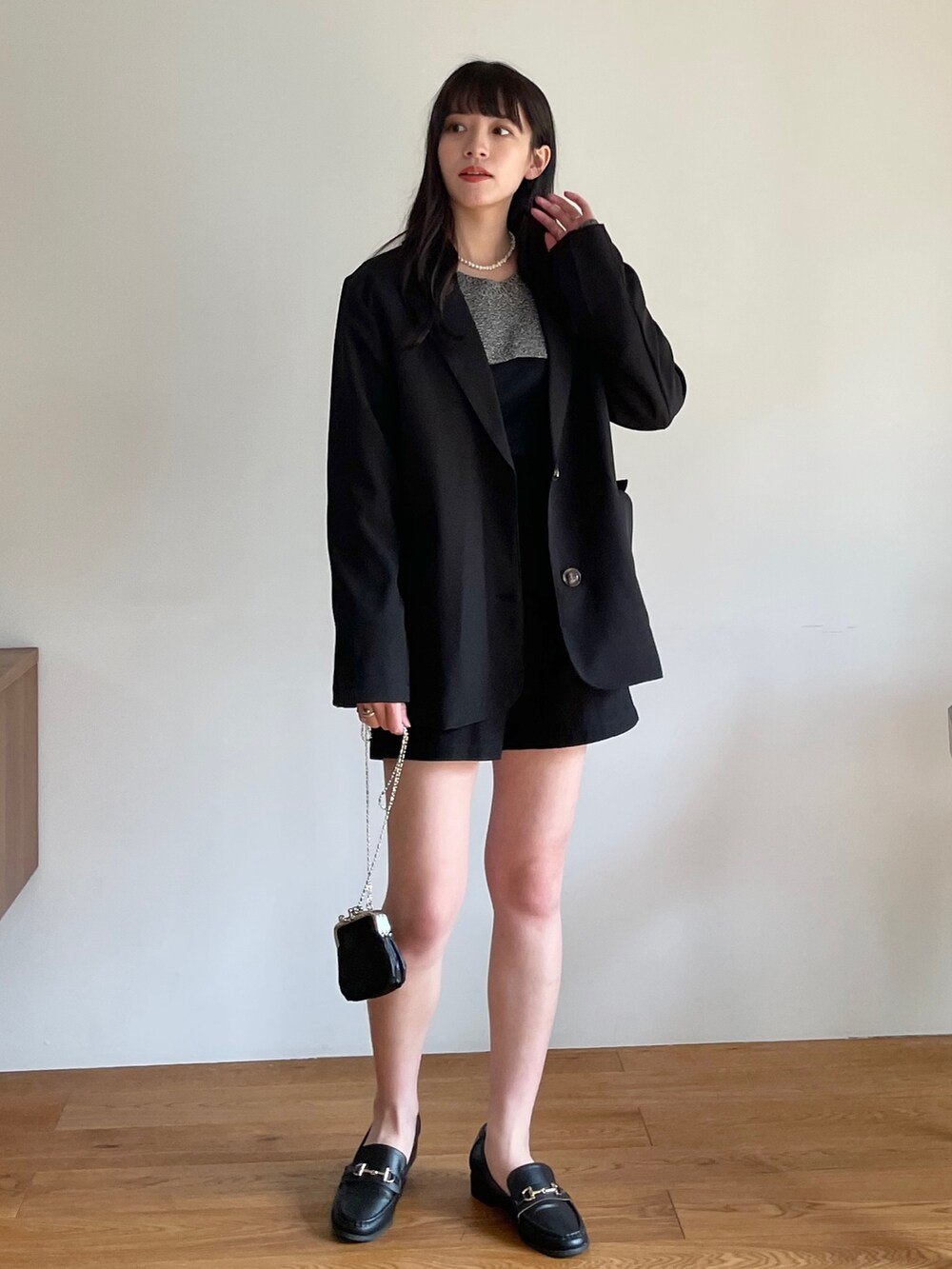 ブラック系のデニムジャケット、ホワイト系のTシャツ/カットソー、ホワイト系のスニーカーを着用したレディースの春コーディネートの5枚目の写真