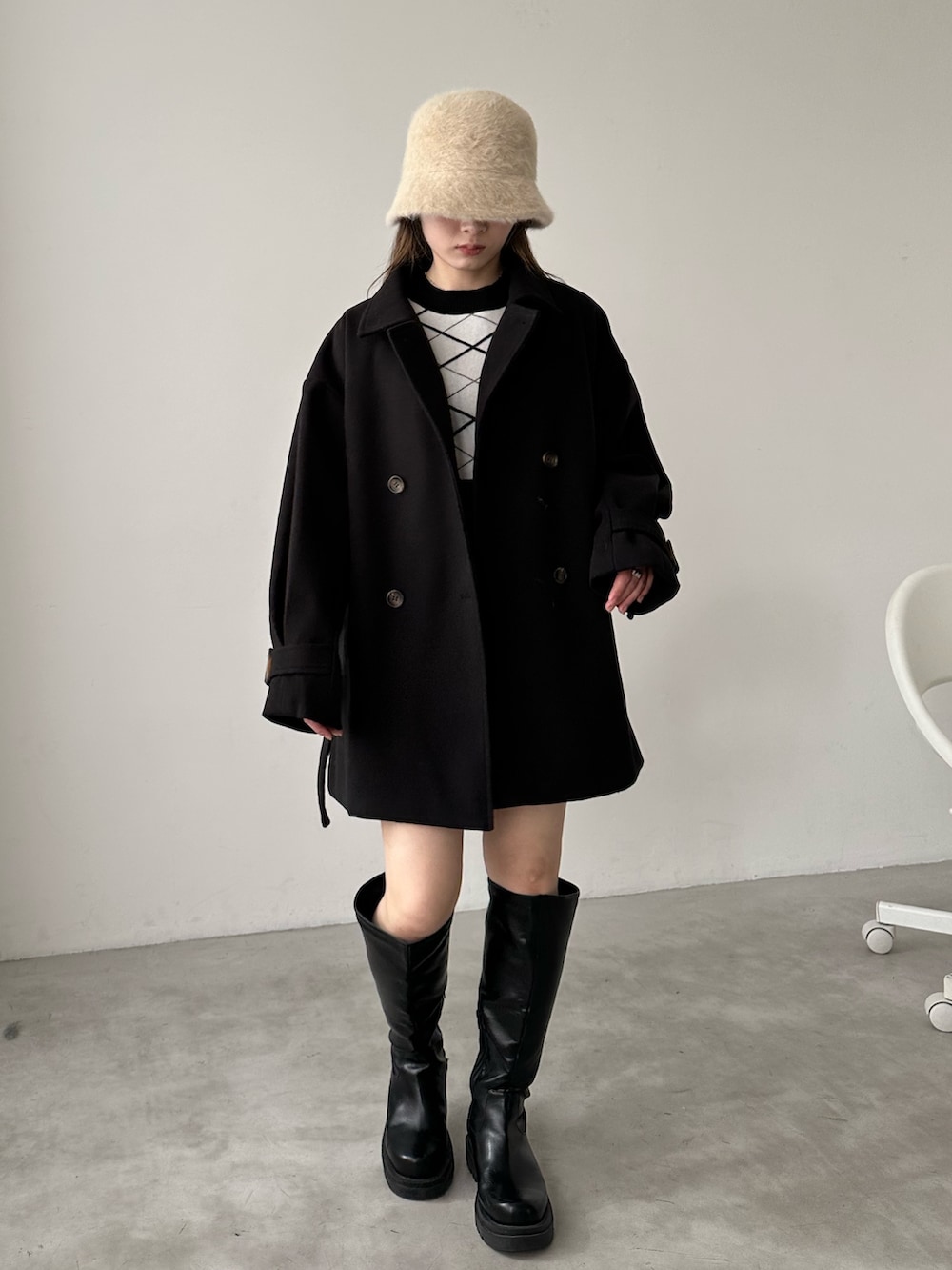 「きれいめカジュアル、ニット、ストリート、ブーツ、バケットハット、お出かけコーデ、シンプルコーデ、ハイウエスト、ロングブーツ、韓国ファッション、ショートパンツ、秋冬コーデ、脚長効果、脚長コーデ、ショーパン」|「EPIMI E'PIMMYのハイウエストツイルショートパンツ(その他パンツ、ブラック系)」を使った、EPIMI ÉPIMMYさん(レディース・156cm)の秋コーディネートの7枚目の写真