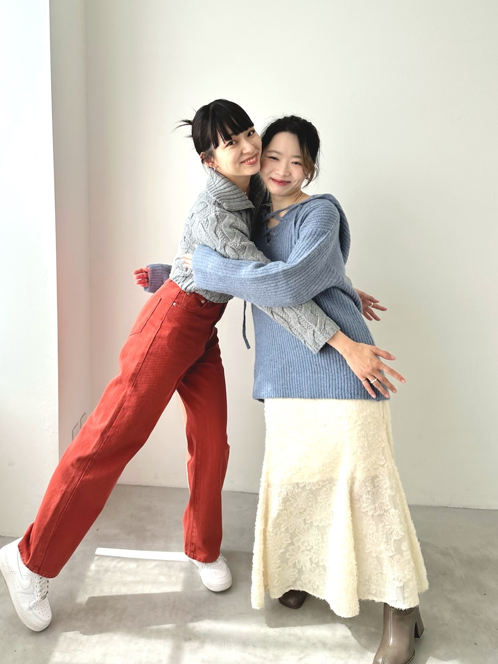 「休日スタイル、デニム、ニット、淡色コーデ、ストリート、ビッグシルエット、レイヤードスタイル、ブーツ、リンクコーデ、シミラールック、ジップアップ、カラーパンツ、キャミワンピ、お出かけコーデ、冬を彩る色いろコーデ」｜「EPIMI E'PIMMYの【ハンドウォッシャブル】ケーブルジップカーディガン（カーディガン/ボレロ、グレー系）」を使った、EPIMI ÉPIMMYさん（レディース・160cm）の秋コーディネートの3枚目の写真