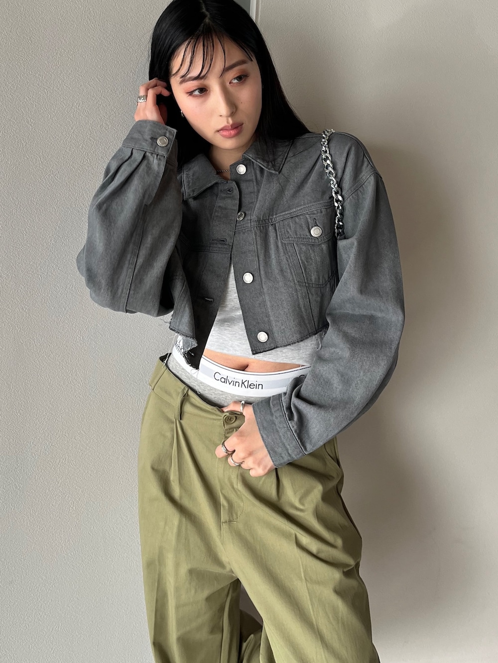 「ほめられ本命コーデ、韓国ファッション、メンズコーデ、レイヤードスタイル、ラクチンコーデ、春コーデ、パンツスタイル、Gジャン、ショート丈、チノパン、腰パン、ストリート、韓国ストリート、カジュアルコーデ、いまどきジャケット写真」｜「EPIMI E'PIMMYのハイロー２Wayチノパンツ（チノパンツ、グリーン系）」を使った、EPIMI ÉPIMMYさん（レディース・163cm）の冬コーディネートの3枚目の写真