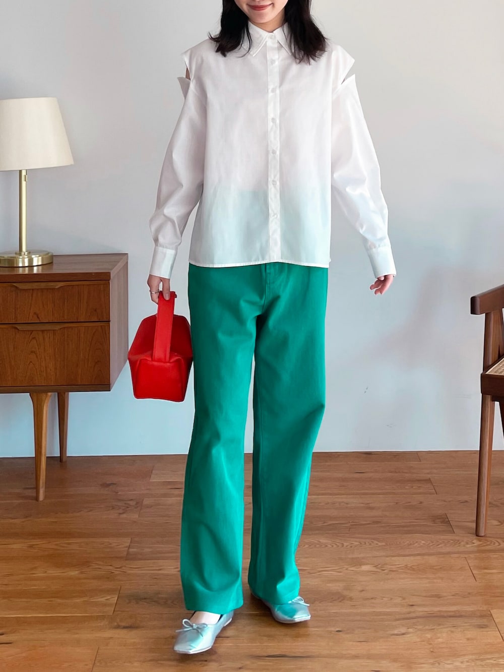 ホワイト系のシャツ/ブラウス、その他のその他を着用したレディースの春コーディネートの3枚目の写真