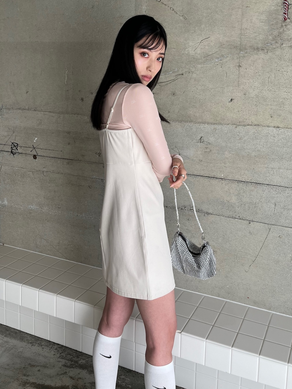 「春服デビュー宣言、レイヤードスタイル、シンプルコーデ、淡色コーデ、キャミワンピ、ストリート、プチプラ、春服みてみて、春コーデ、シアートップス、ワントーンコーデ、韓国ファッション、韓国ストリート、オールホワイト、ミニワンピ」|「EPIMI E'PIMMYのアシメディティールミニキャミワンピース(ワンピース、ホワイト系)」を使った、EPIMI ÉPIMMYさん(レディース・163cm)の春コーディネートの2枚目の写真