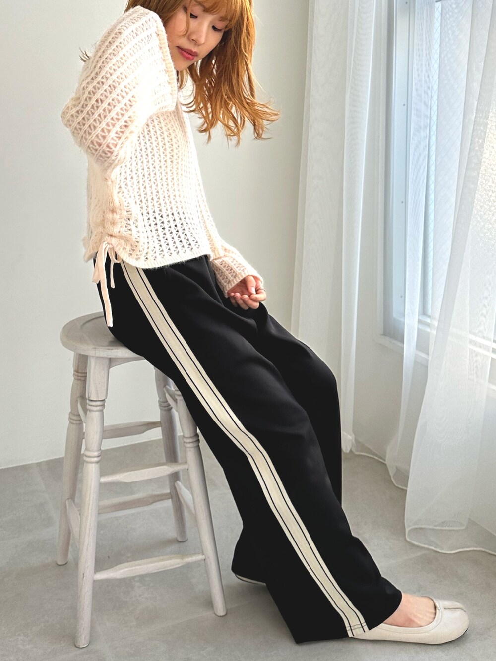 ホワイト系のニット/セーター、ブラック系のその他パンツ、その他のその他を着用したレディースの秋コーディネートの3枚目の写真