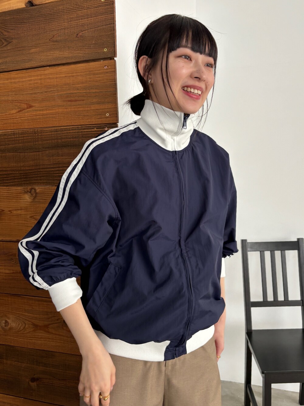 ベージュ系のスラックス、ブルー系のその他アウター、その他のその他を着用したレディースの春コーディネートの4枚目の写真