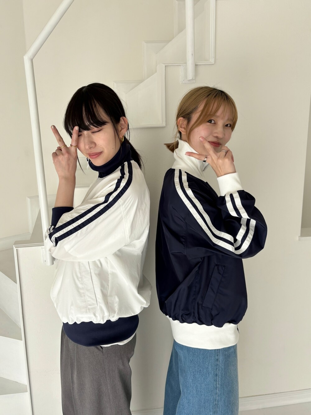 グレー系のトレンチコート、ホワイト系のその他アウター、グレー系のスラックスを着用したレディースの冬コーディネートの7枚目の写真