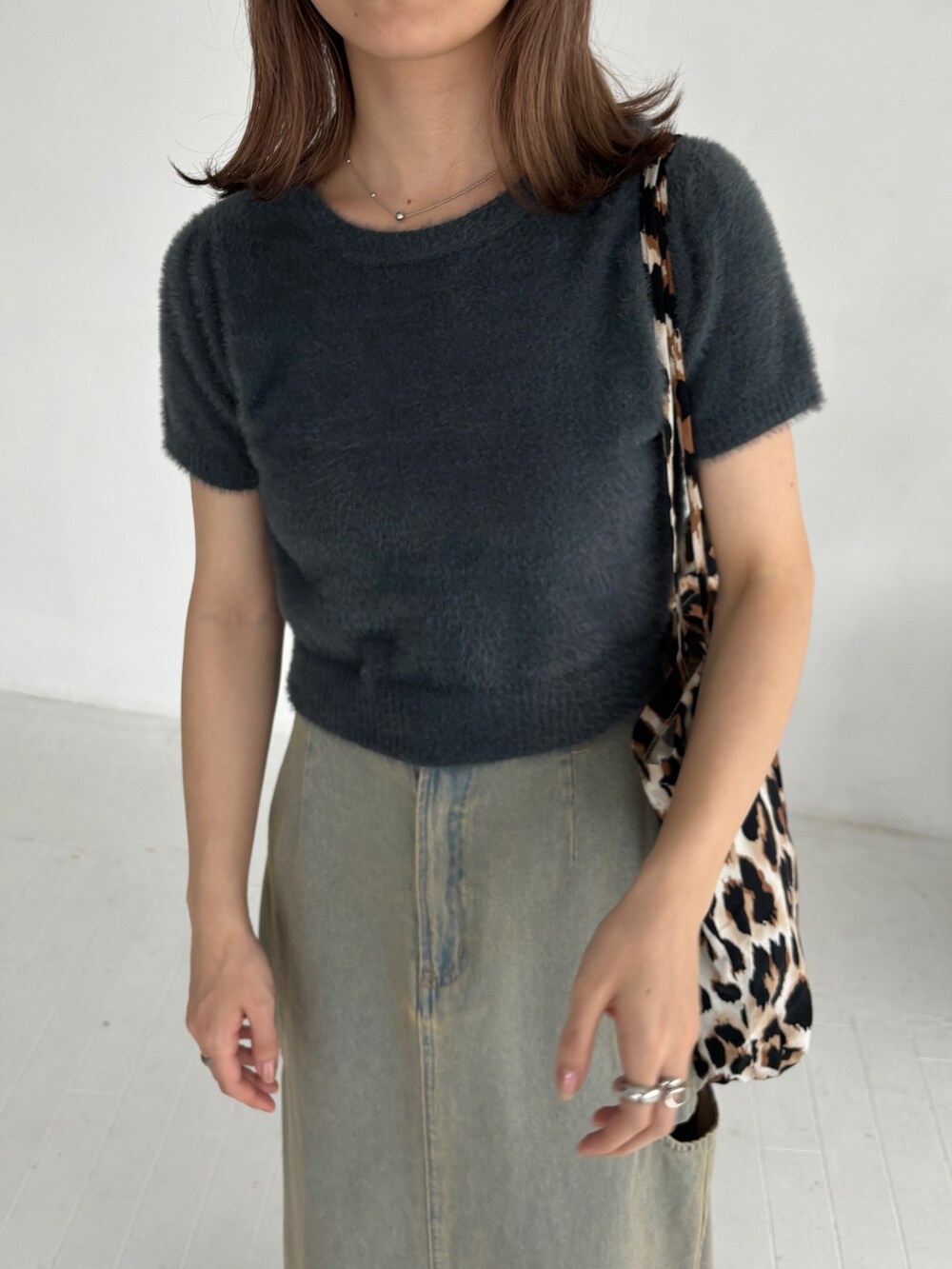 グレー系のニット/セーター、ブルー系のデニムスカート、その他のその他を着用したレディースの秋コーディネートの3枚目の写真