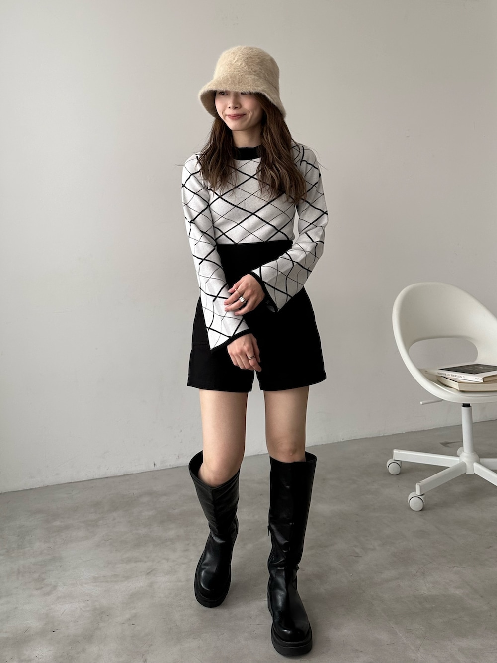 「きれいめカジュアル、ニット、ストリート、ブーツ、バケットハット、お出かけコーデ、シンプルコーデ、ハイウエスト、ロングブーツ、韓国ファッション、ショートパンツ、秋冬コーデ、脚長効果、脚長コーデ、ショーパン」|「EPIMI E'PIMMYのハイウエストツイルショートパンツ(その他パンツ、ブラック系)」を使った、EPIMI ÉPIMMYさん(レディース・156cm)の秋コーディネートの2枚目の写真