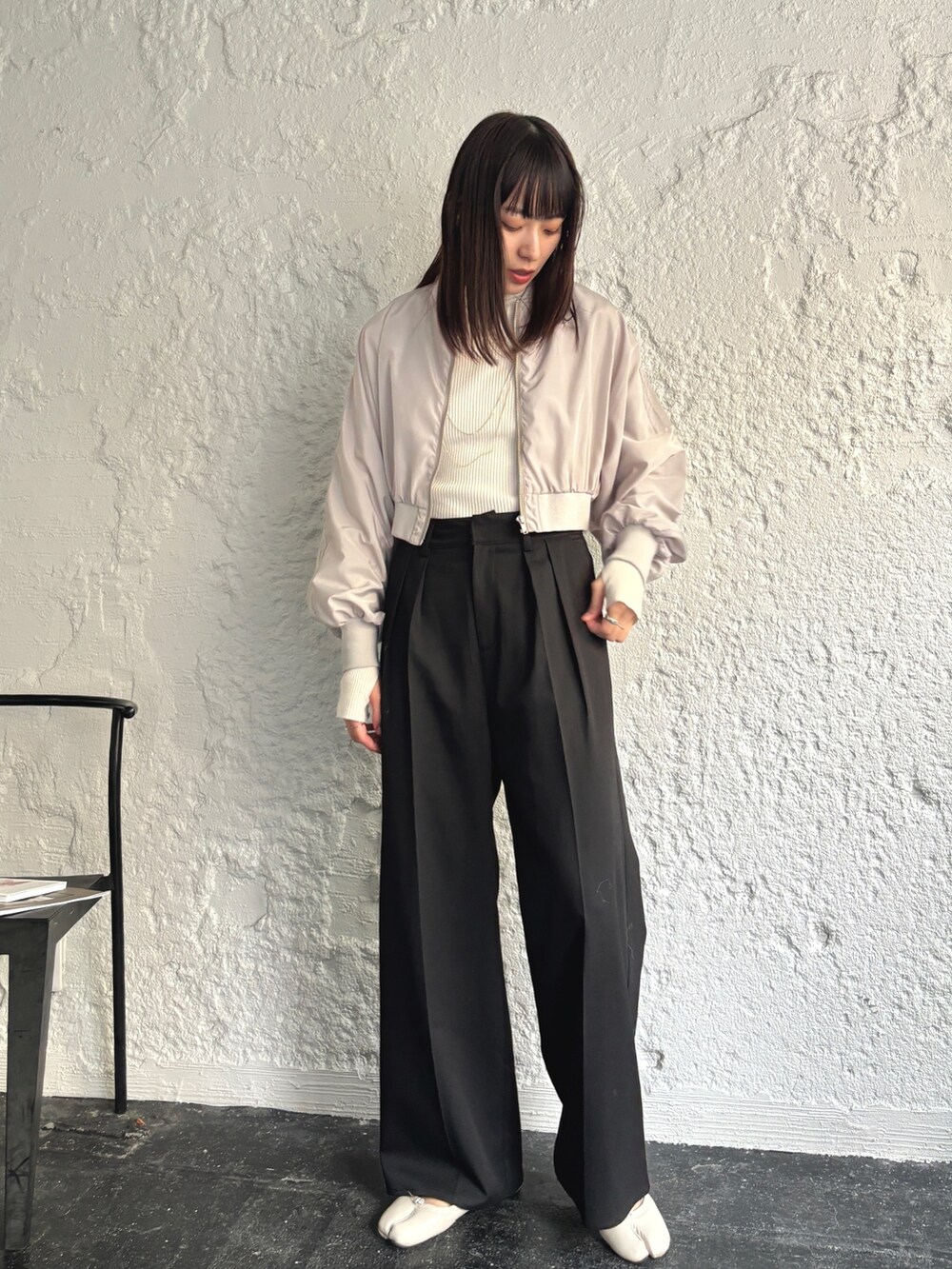 「新星WEARISTAにエントリー、レイヤードスタイル、韓国ファッション、休日スタイル、冬アウター、クリスマスに着たい服、マイベストコーデ2023、お出かけコーデ、プチプラ、きれいめカジュアル、タートルネック、ストリート、シンプルスタイル、MA-1、スラックス」｜「EPIMI E'PIMMYのツータックワイドスラックス（スラックス、ブラック系）」を使った、EPIMI ÉPIMMYさん（レディース・166cm）の冬コーディネートの4枚目の写真