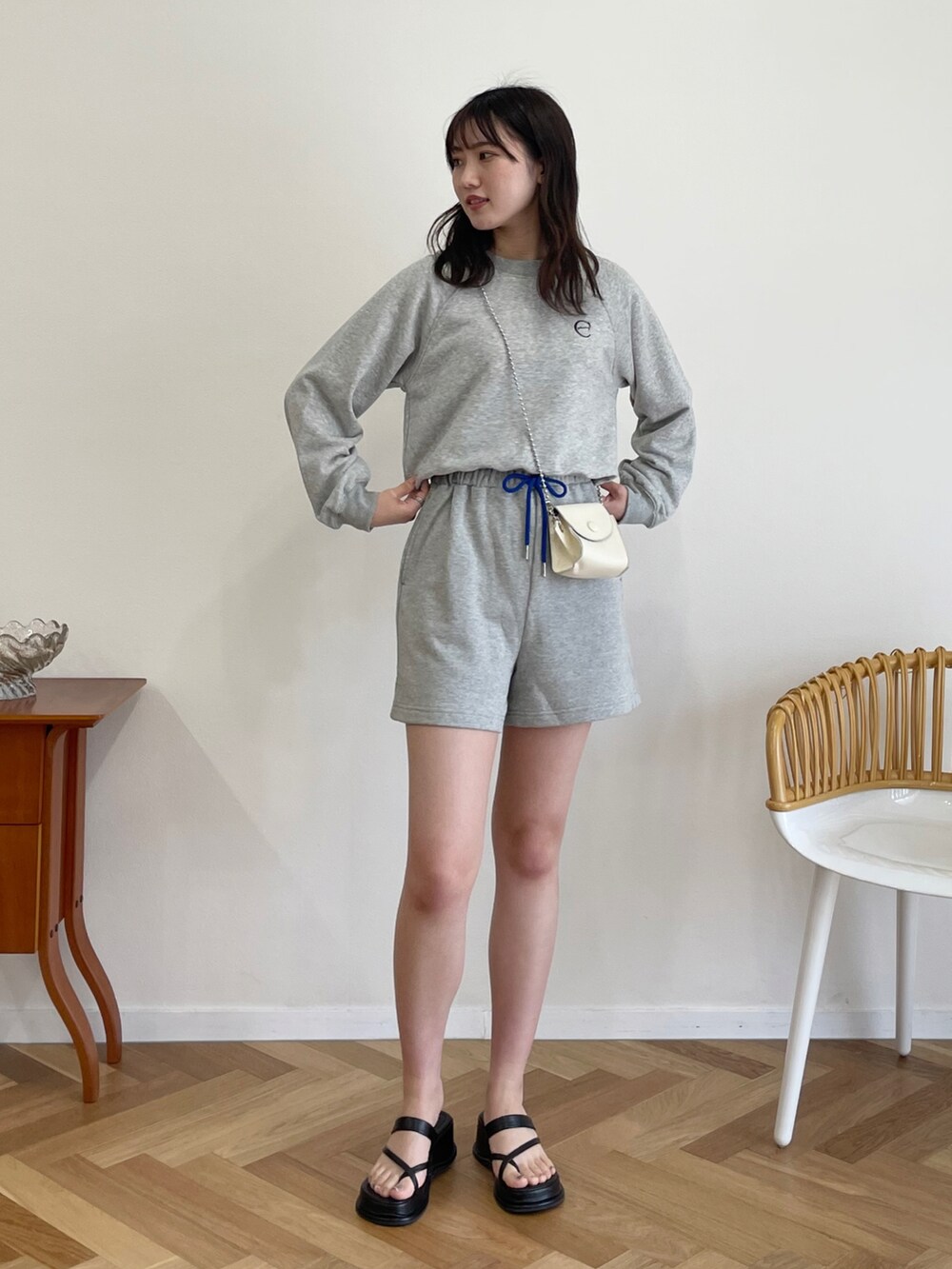 グレー系のスウェットパンツ、グレー系のスウェット、その他のその他を着用したレディースの夏コーディネートの2枚目の写真