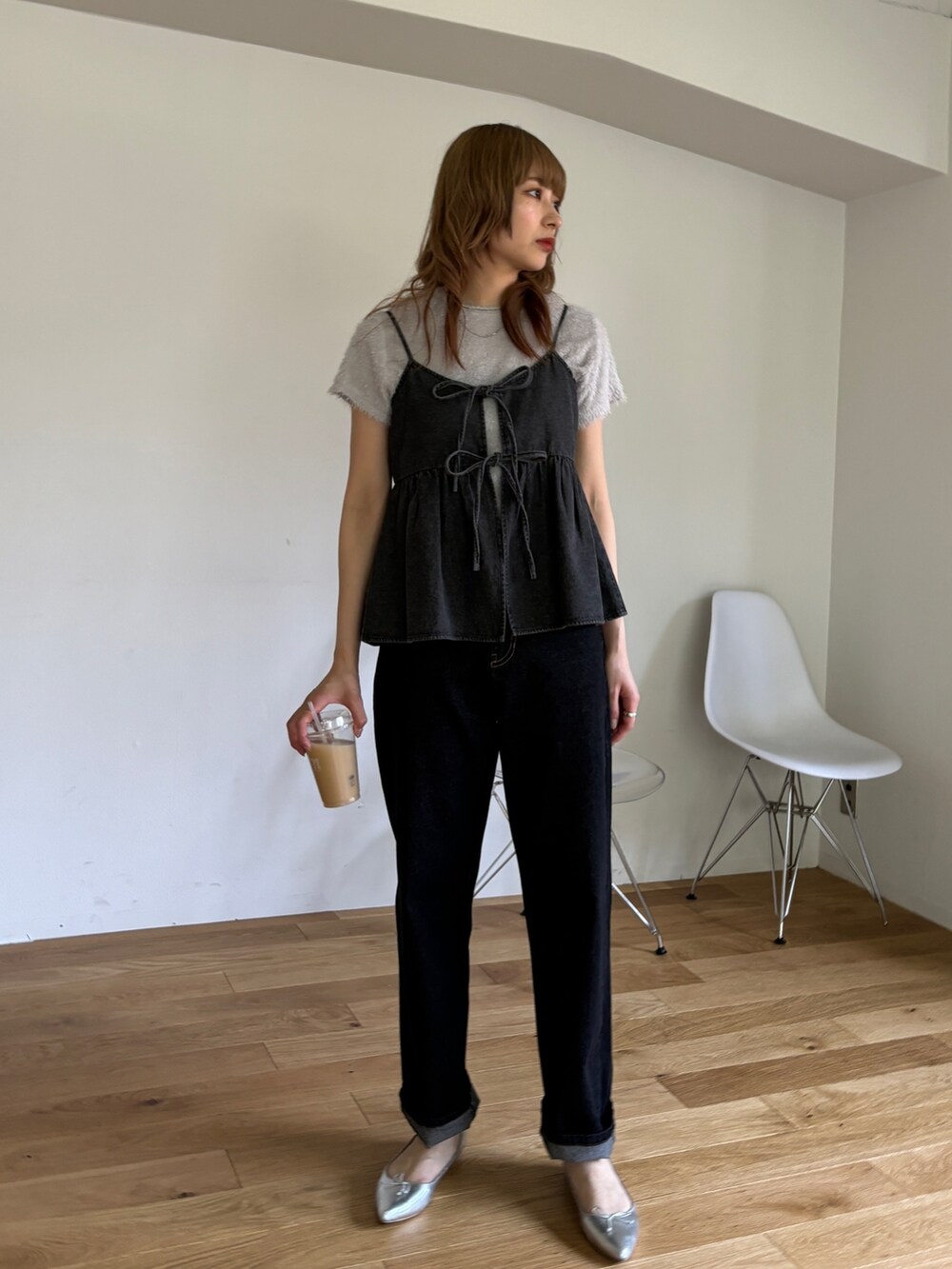 グレー系のキャミソール、グレー系のTシャツ/カットソー、ブラック系のデニムパンツを着用したレディースの春コーディネートの4枚目の写真