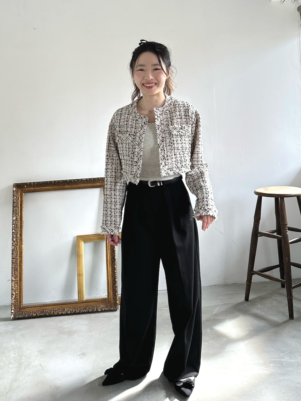 「重ね着ベストシーズン、きれいめカジュアル、モノトーン、レイヤードスタイル、お出かけコーデ、秋服コーデ、ツイード、ツイードジャケット、ジャケット、韓国ファッション、スラックス、ワイドパンツ、秋コーデ、アウター、パンツスタイル」｜「EPIMI E'PIMMYのツータックワイドスラックス（スラックス、ブラック系）」を使った、EPIMI ÉPIMMYさん（レディース・156cm）の秋コーディネートの2枚目の写真