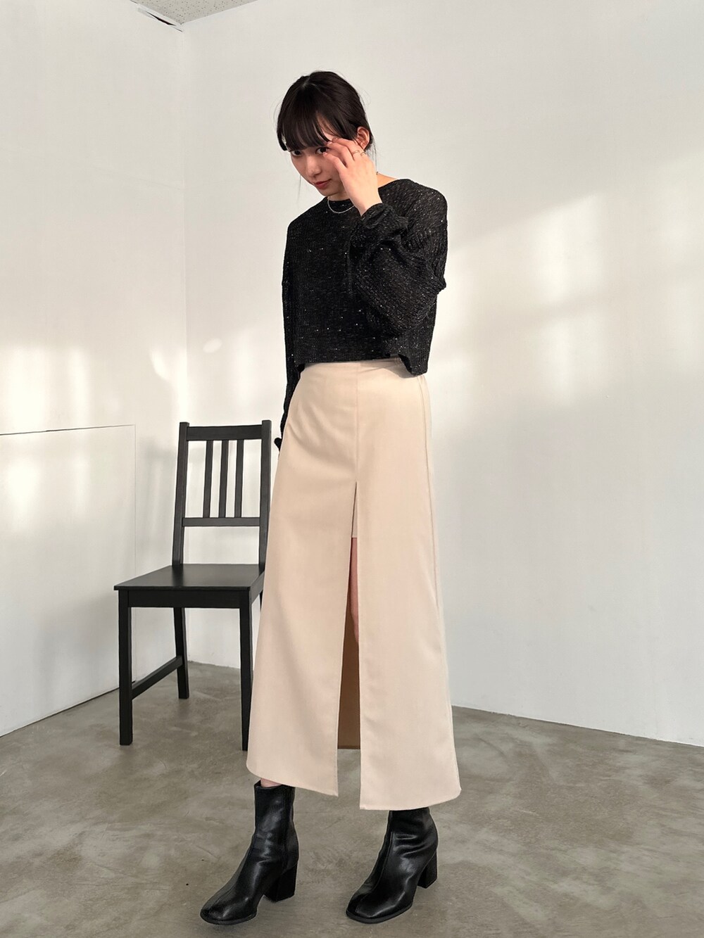 「似合うラボに行こう、ブーツ、ストリート、ニット、休日スタイル、リボン、ラメニット、スパンコール、スリットスカート、モノトーン、デートコーデ、プチプラ、シンプルコーデ、春コーデ、大人女子」｜「EPIMI E'PIMMYの〈取り外し可能〉レイヤードスリットスカート（スカート、ホワイト系）」を使った、EPIMI ÉPIMMYさん（レディース・166cm）の冬コーディネートの3枚目の写真
