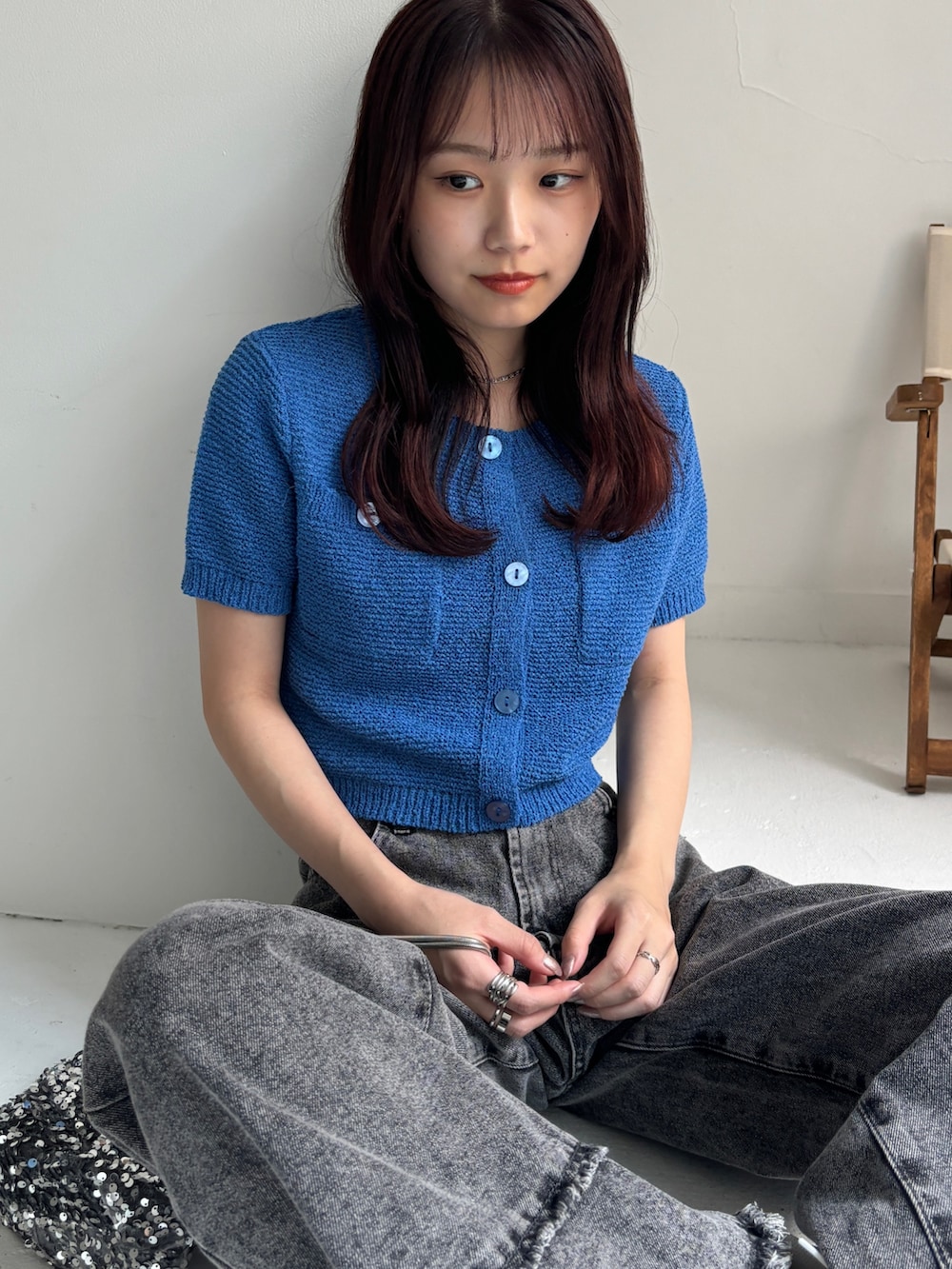 グレー系のデニムパンツ、ブルー系のカーディガン/ボレロ、ホワイト系のスニーカーを着用したレディースの夏コーディネートの5枚目の写真