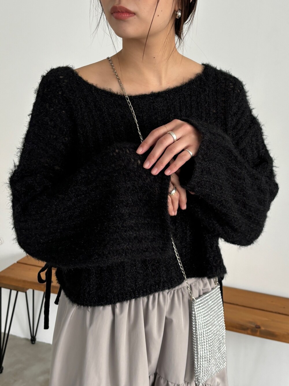 グレー系のデニムパンツ、ブラック系のニット/セーター、ベージュ系のハットを着用したレディースの冬コーディネートの6枚目の写真