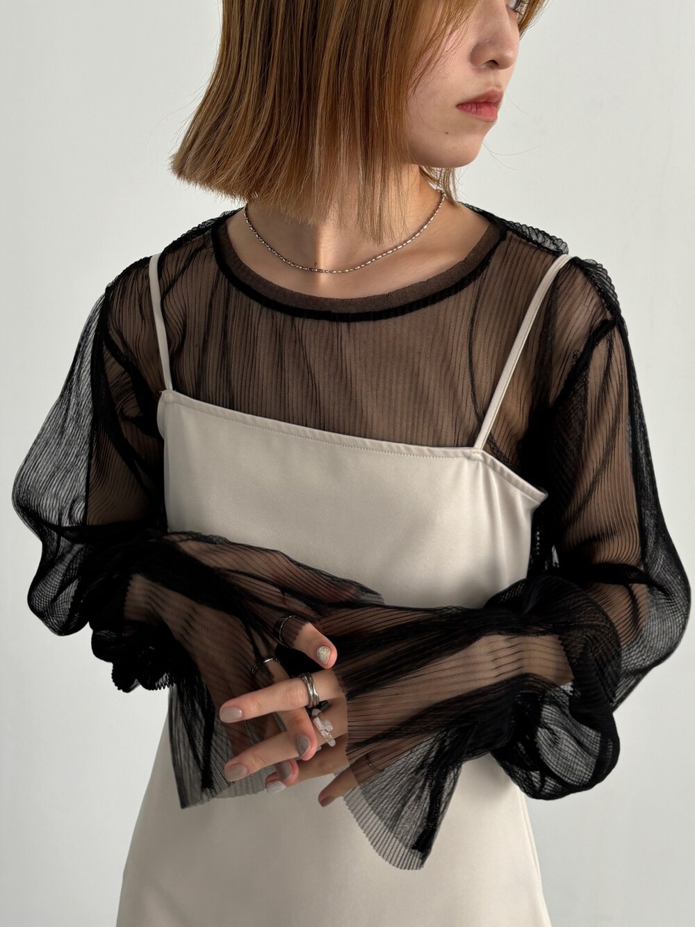 ホワイト系のワンピース、ブラック系のシャツ/ブラウス、ブラック系のブーツを着用したレディースの冬コーディネートの4枚目の写真