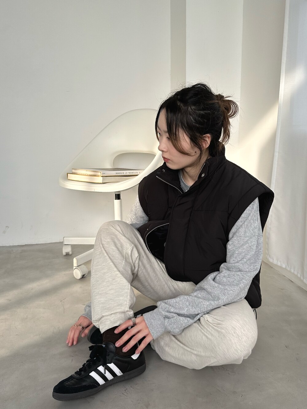 「重ね着ベストシーズン、ストリート、モノトーン、ビッグシルエット、レイヤードスタイル、スウェット、スポーツミックス、お出かけコーデ、パーカー、楽チンコーデ、スニーカー、スウェットパンツ、ベスト、カジュアルコーデ、韓国ファッション」｜「EPIMI E'PIMMYの2WAYボリューム中綿ジャケット/ベスト（ブルゾン、ブラック系）」を使った、EPIMI ÉPIMMYさん（レディース・156cm）の秋コーディネートの4枚目の写真