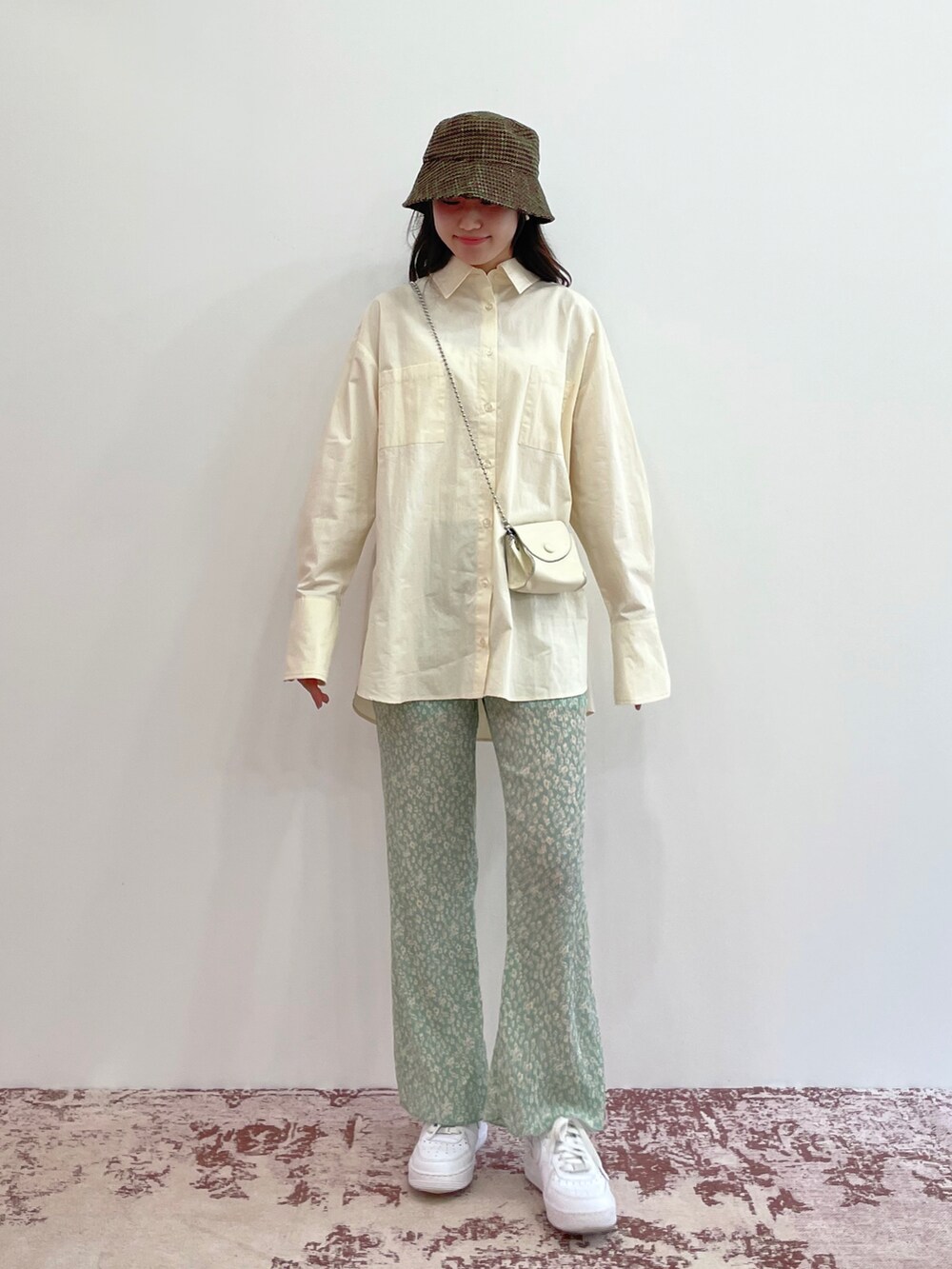 「お出かけコーデ、秋服準備はじめました、秋のコーデ、カジュアル、パンツスタイル、カラー×コーデ、シャツ好き集まれ、バケットハット、花柄、花柄パンツ、白スニーカー、プチプラ、プチプラコーデ、シャツスタイル、ゆるコーデ」｜「EPIMI E'PIMMYのフラワープリントプリーツパンツ（その他パンツ、グリーン系）」を使った、EPIMI ÉPIMMYさん（レディース・164cm）の夏コーディネートの2枚目の写真