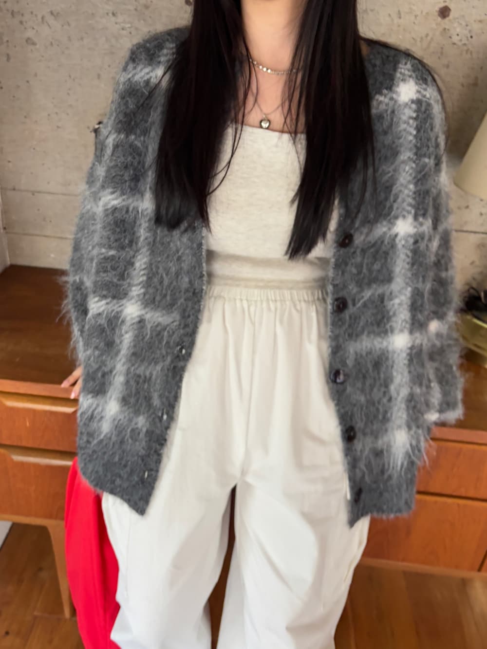 「オトナカジュアル、秋冬コーデ、今日のコーデ、大人コーデ、オトナカワイイ、オトナ女子、冬、おしゃれさんと繋がりたい、シンプル、高身長コーデ、骨格ウェーブ、スニーカーコーデ、カーゴパンツ、カーディガン、トートバッグ」｜「EPIMI E'PIMMYの〈ユニセックス〉ルーズカーゴパンツ（カーゴパンツ、ホワイト系）」を使った、EPIMI ÉPIMMYさん（骨格ウェーブ・レディース・162cm）の冬コーディネートの4枚目の写真