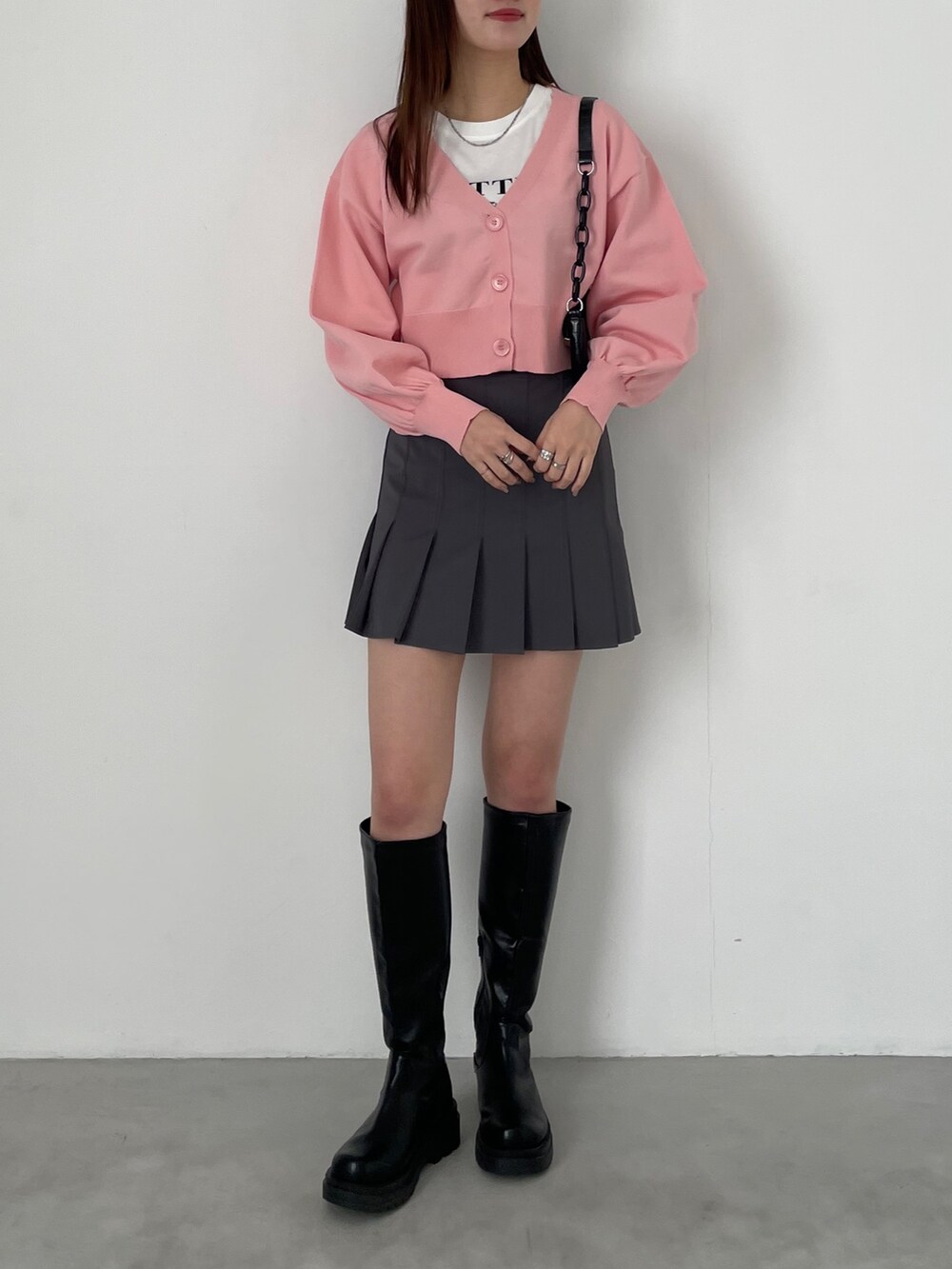 「韓国ファッション、スニーカー、デニム、レイヤードスタイル、私の推しブランド、カジュアル、ゆるコーデ、メンズライク、カーディガン、ダメージデニムパンツ、韓国ストリート、ロゴT、ショート丈トップス、プチプラ、ワイドデニム」｜「EPIMI E'PIMMYのダメージワイドストレートデニム（デニムパンツ、グレー系）」を使った、EPIMI ÉPIMMYさん（レディース・164cm）の冬コーディネートの2枚目の写真