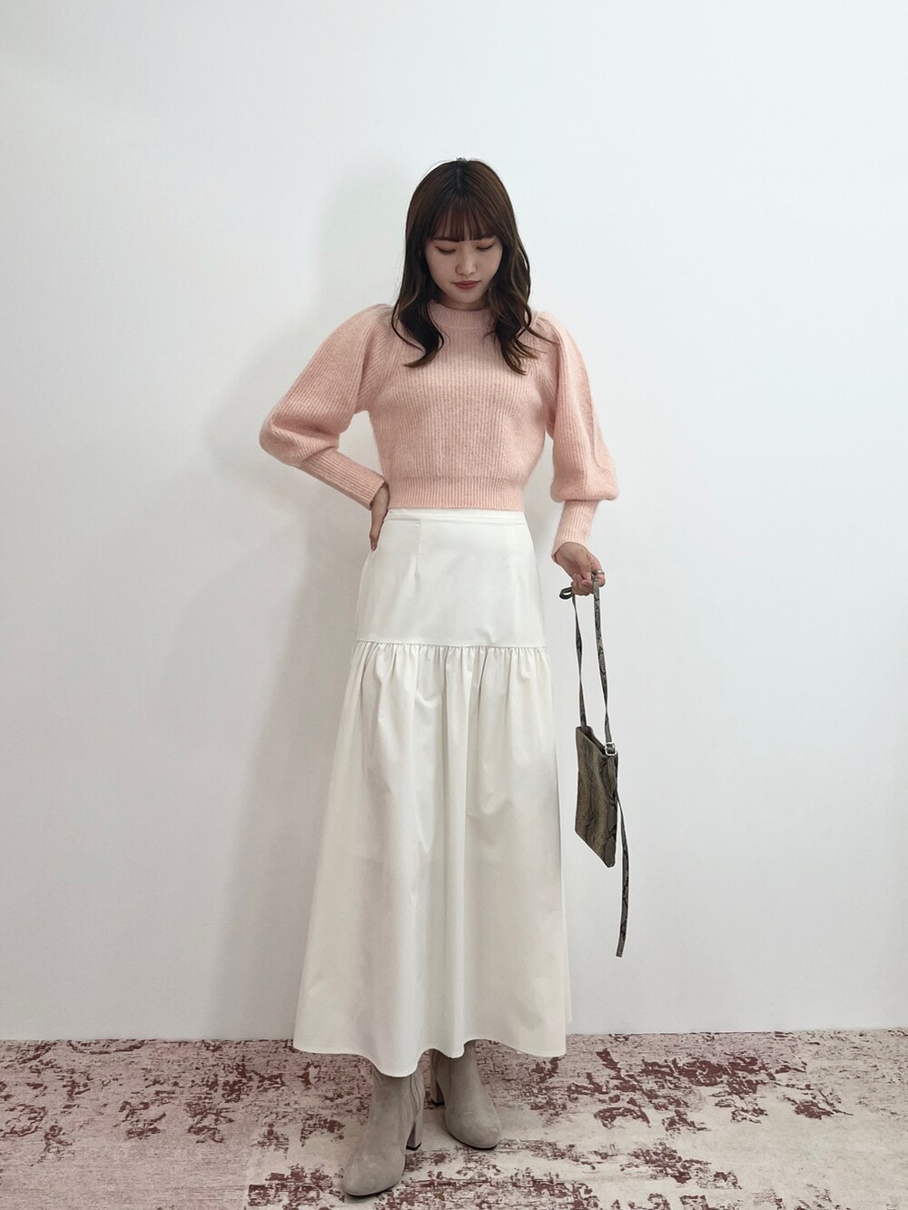 「初秋コーデ、秋服、プチプラコーデ、秋🍁コーデ、秋服準備はじめました、ニット、ロングブーツ、ブーツ、ボストンバッグ、韓国ファッション、フレンチガーリー、ガーリー、雨の日コーデ、ツイード、ボリューム袖」|「EPIMI E'PIMMYの袖ボリュームシャギーニット(ニット/セーター、ピンク系)」を使った、EPIMI ÉPIMMYさん(レディース・158cm)の秋コーディネートの2枚目の写真
