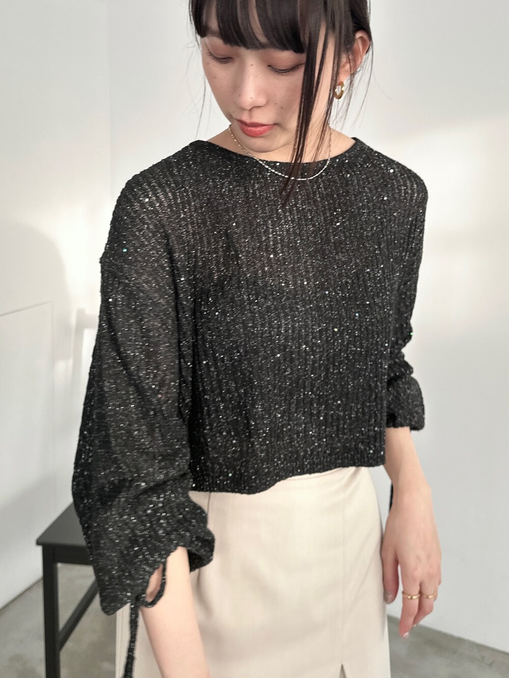 「似合うラボに行こう、ブーツ、ストリート、ニット、休日スタイル、リボン、ラメニット、スパンコール、スリットスカート、モノトーン、デートコーデ、プチプラ、シンプルコーデ、春コーデ、大人女子」｜「EPIMI E'PIMMYの〈取り外し可能〉レイヤードスリットスカート（スカート、ホワイト系）」を使った、EPIMI ÉPIMMYさん（レディース・166cm）の冬コーディネートの4枚目の写真