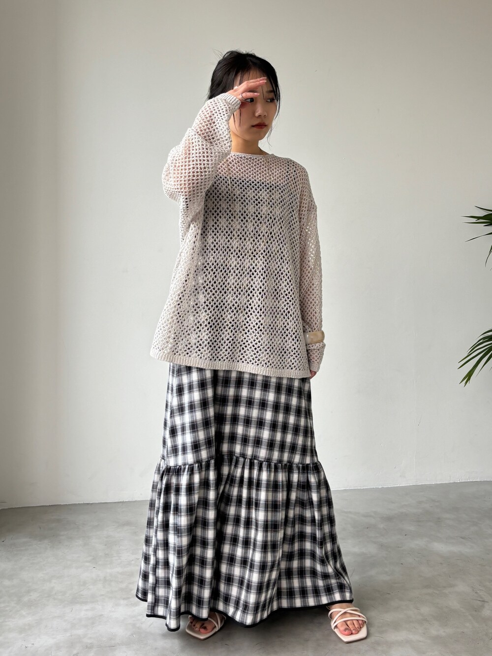 ホワイト系のカーディガン/ボレロ、ブラック系のワンピース、その他のその他を着用したレディースの春コーディネートの3枚目の写真