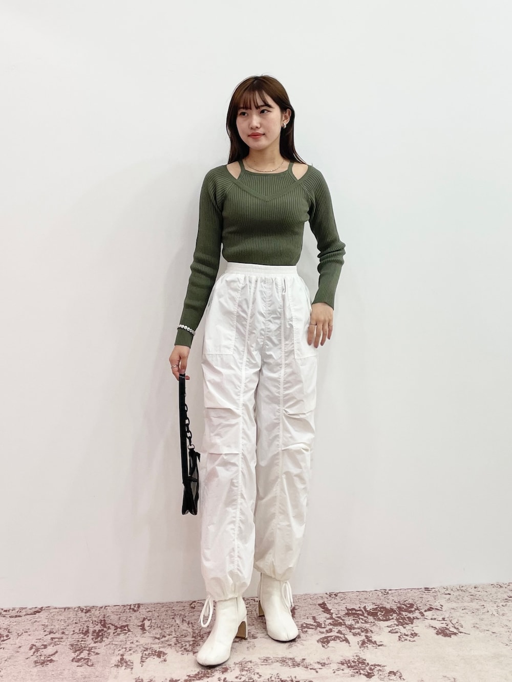 ホワイト系のカーゴパンツ、ブラック系のダウンジャケット/コート、その他のその他を着用したレディースの冬コーディネートの3枚目の写真